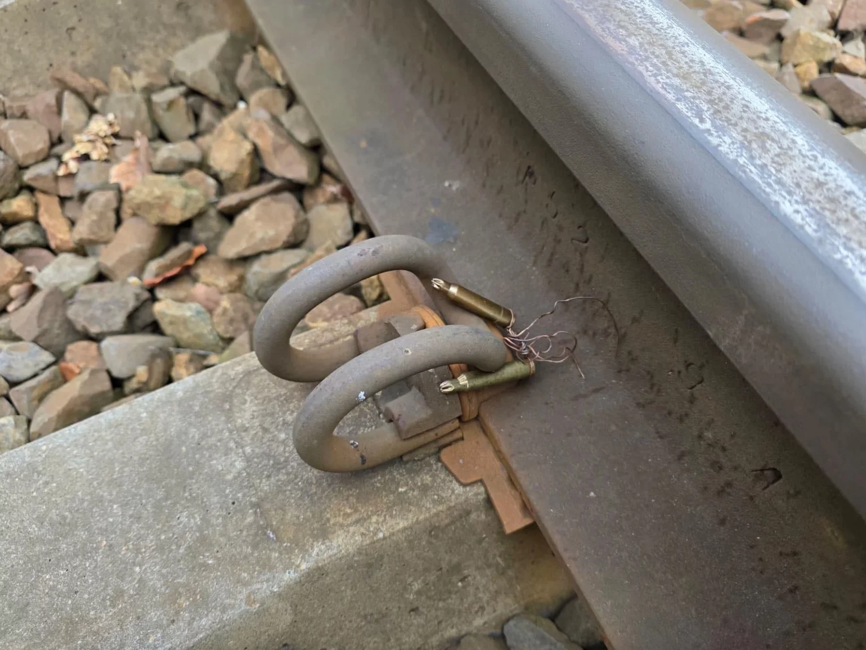 Ktoś podłożył naboje karabinowe na tory. Policja mówi o prowokacji