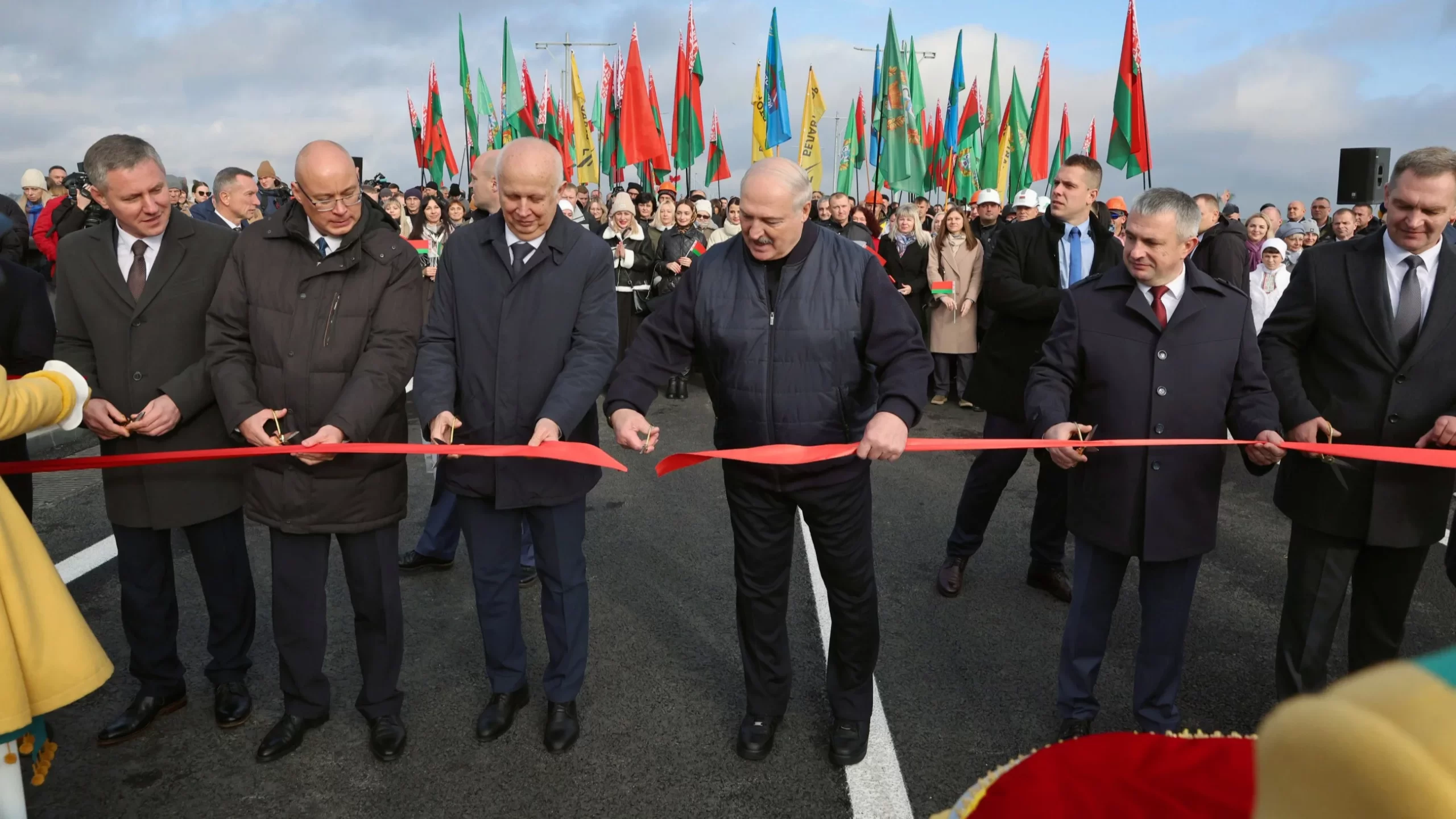 Łukaszenka zaprasza Ukraińców. „Waszym rodzinom i dzieciom zapewnimy życie jak Białorusinom” Łukaszenka zaprasza Ukraińców. „Waszym rodzinom i dzieciom zapewnimy życie jak Białorusinom”