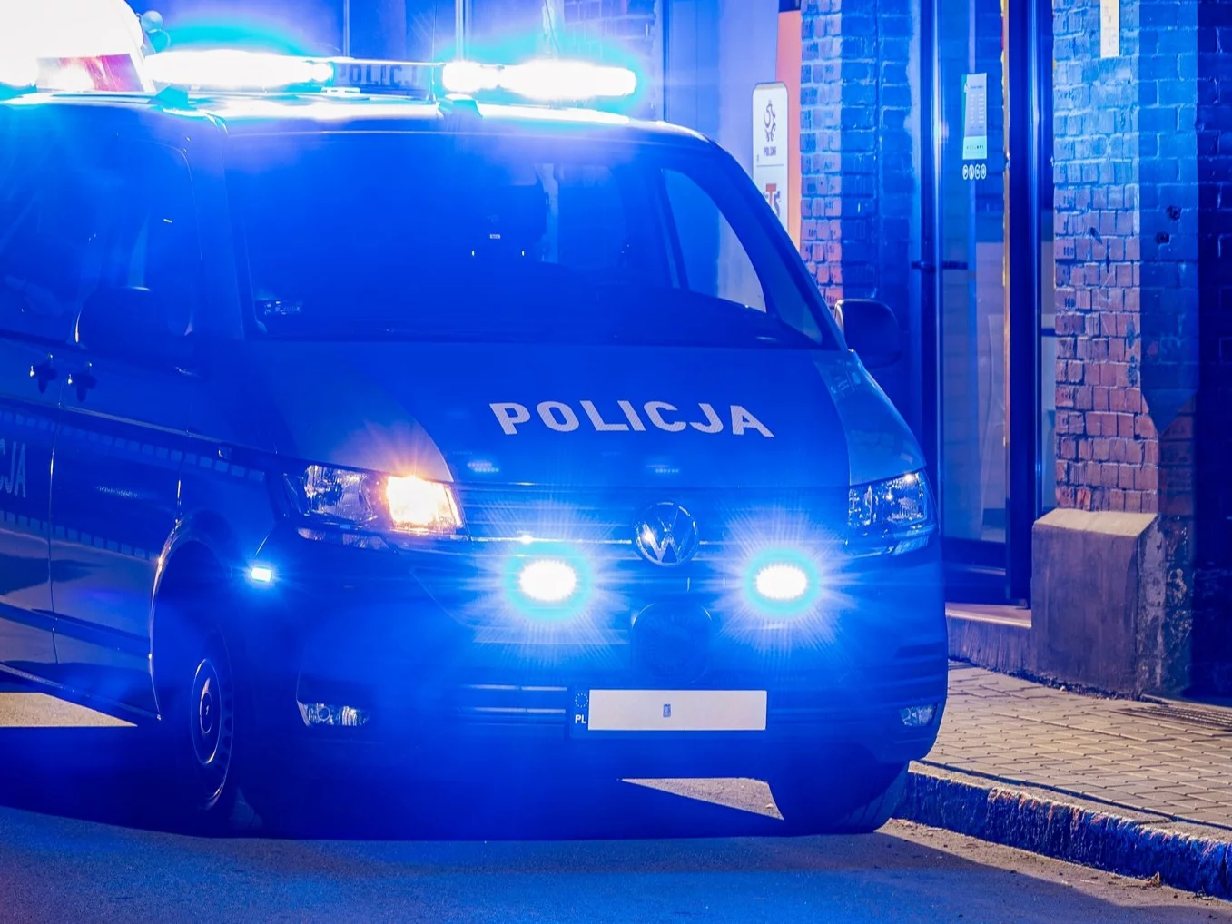 Mężczyzna zaatakował policjanta. Strzały podczas interwencji