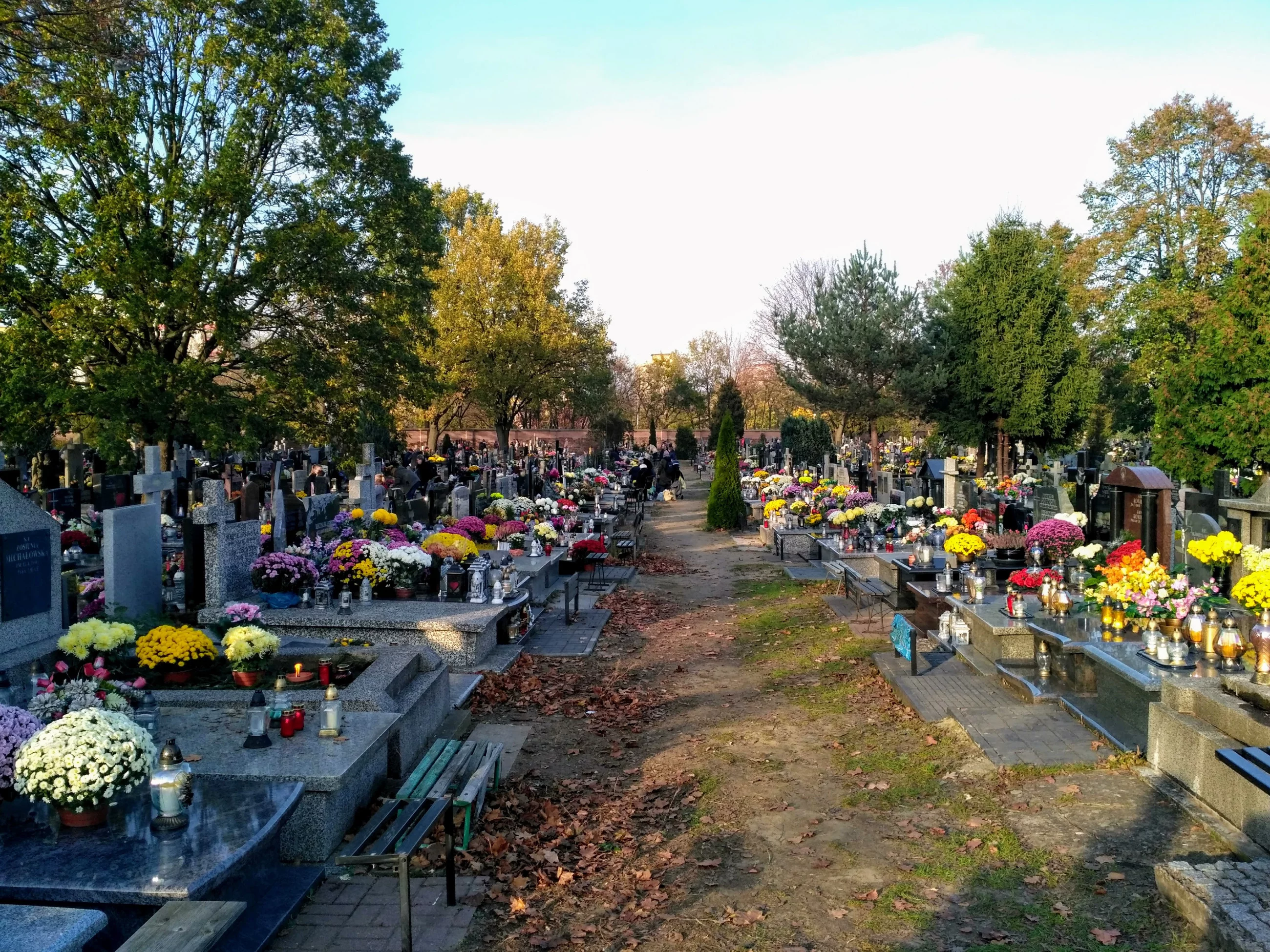 Na Wszystkich Świętych słońce i wiosenne ciepło. Ale Zaduszki nie będą tak łaskawe