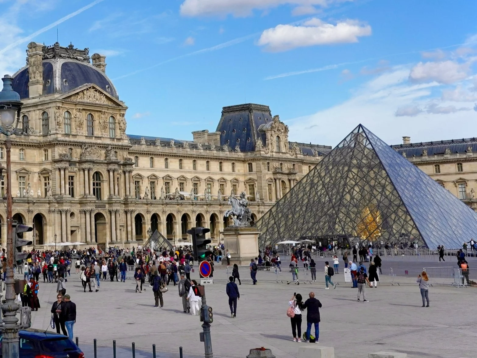 Nowe informacje o złodzieju z Luwru. Jego historia to materiał na film