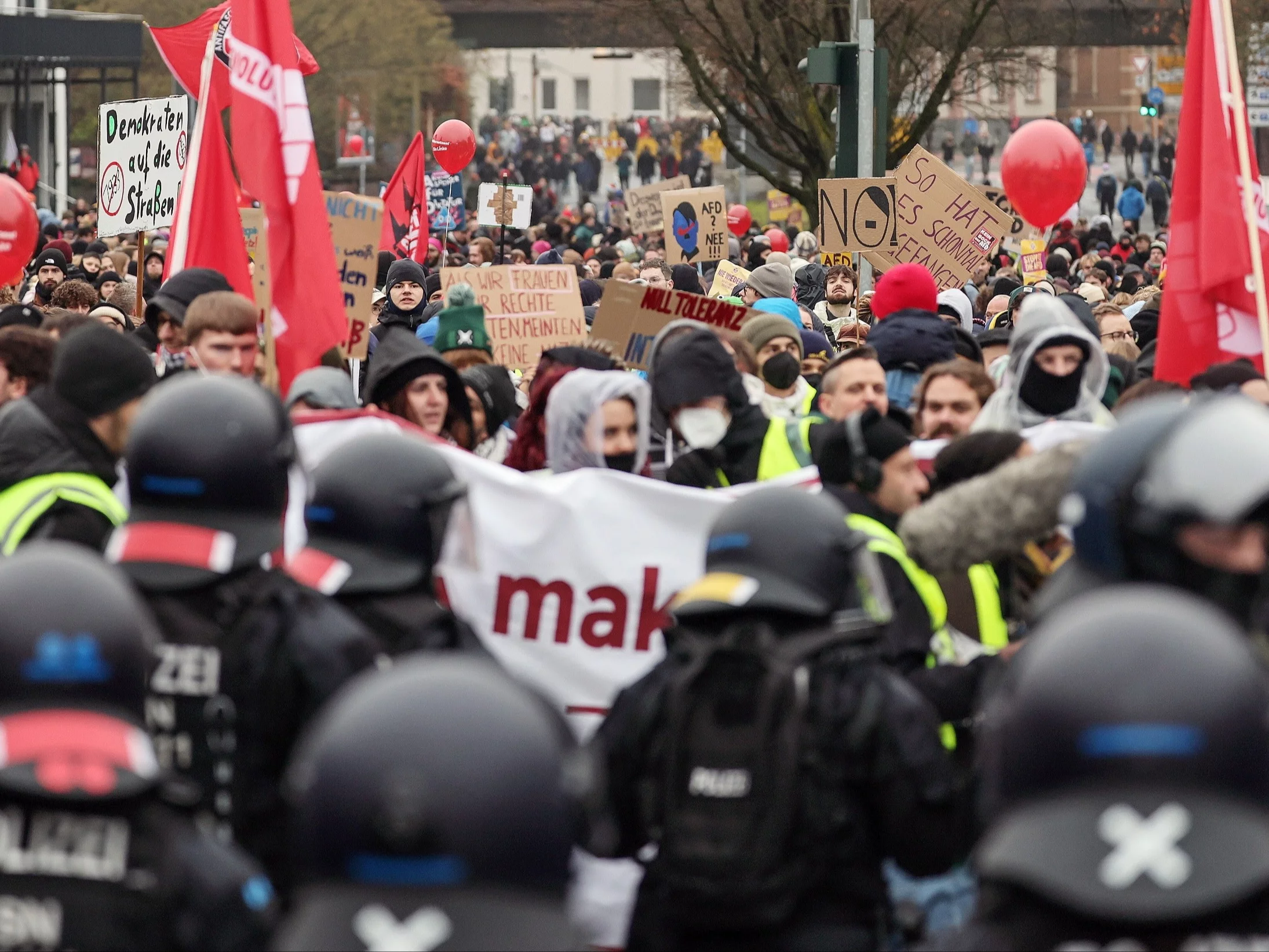 Protesty sparaliżowały niemieckie miasto. Na transparentach antyfaszystowskie hasła