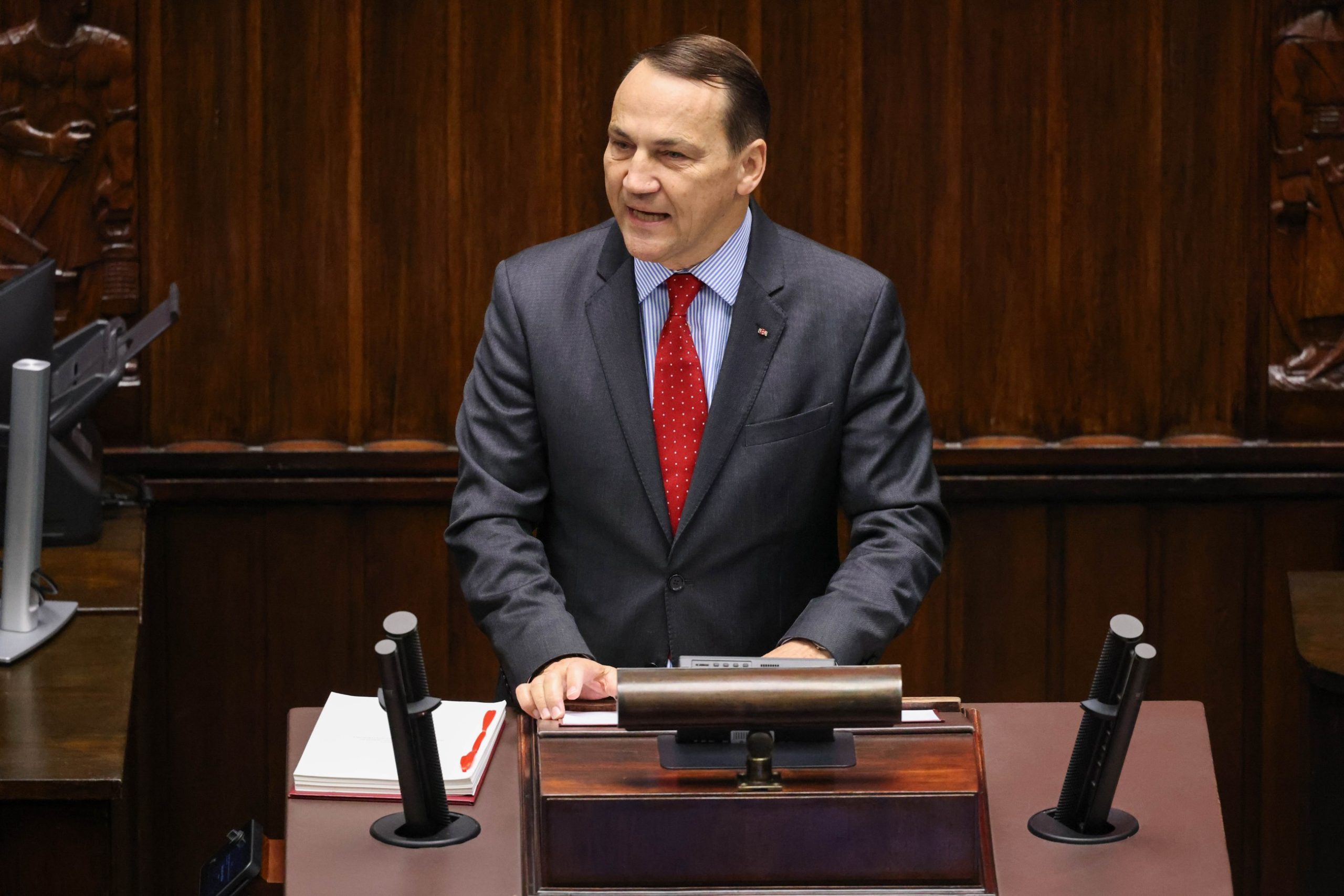 Sikorski grzmi z sejmowej mównicy. Zapowiada szereg działań Sikorski grzmi z sejmowej mównicy. Zapowiada szereg działań