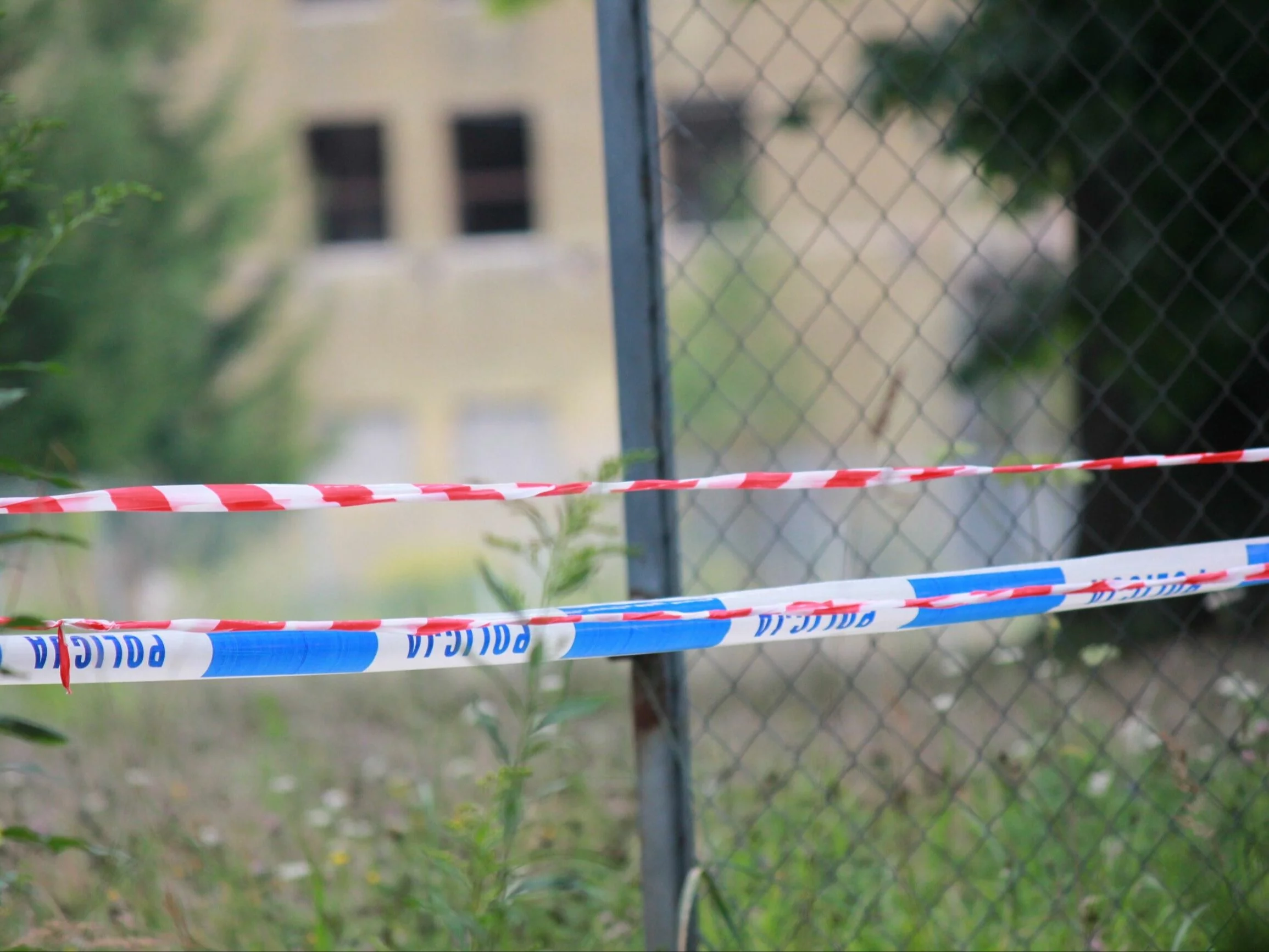 Wbił nóż w głowę policjantki. Zginął od strzałów jej partnera z patrolu Wbił nóż w głowę policjantki. Zginął od strzałów jej partnera z patrolu