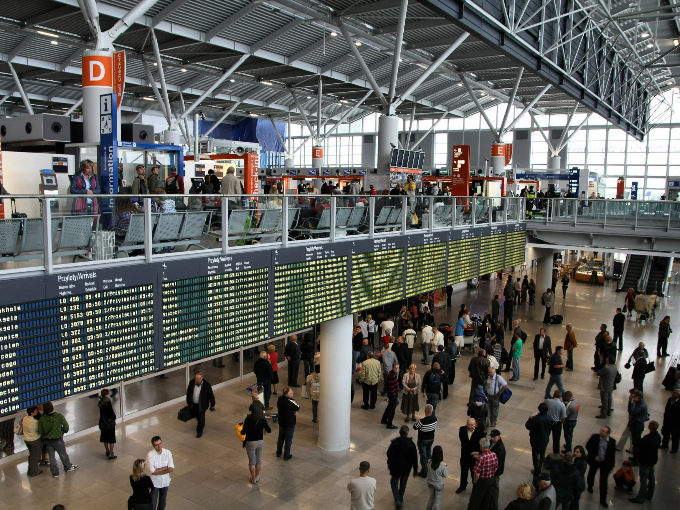 Zawrzało po kontroli na Lotnisku Chopina. MSWiA odpowiada na zarzuty Zawrzało po kontroli na Lotnisku Chopina. MSWiA odpowiada na zarzuty
