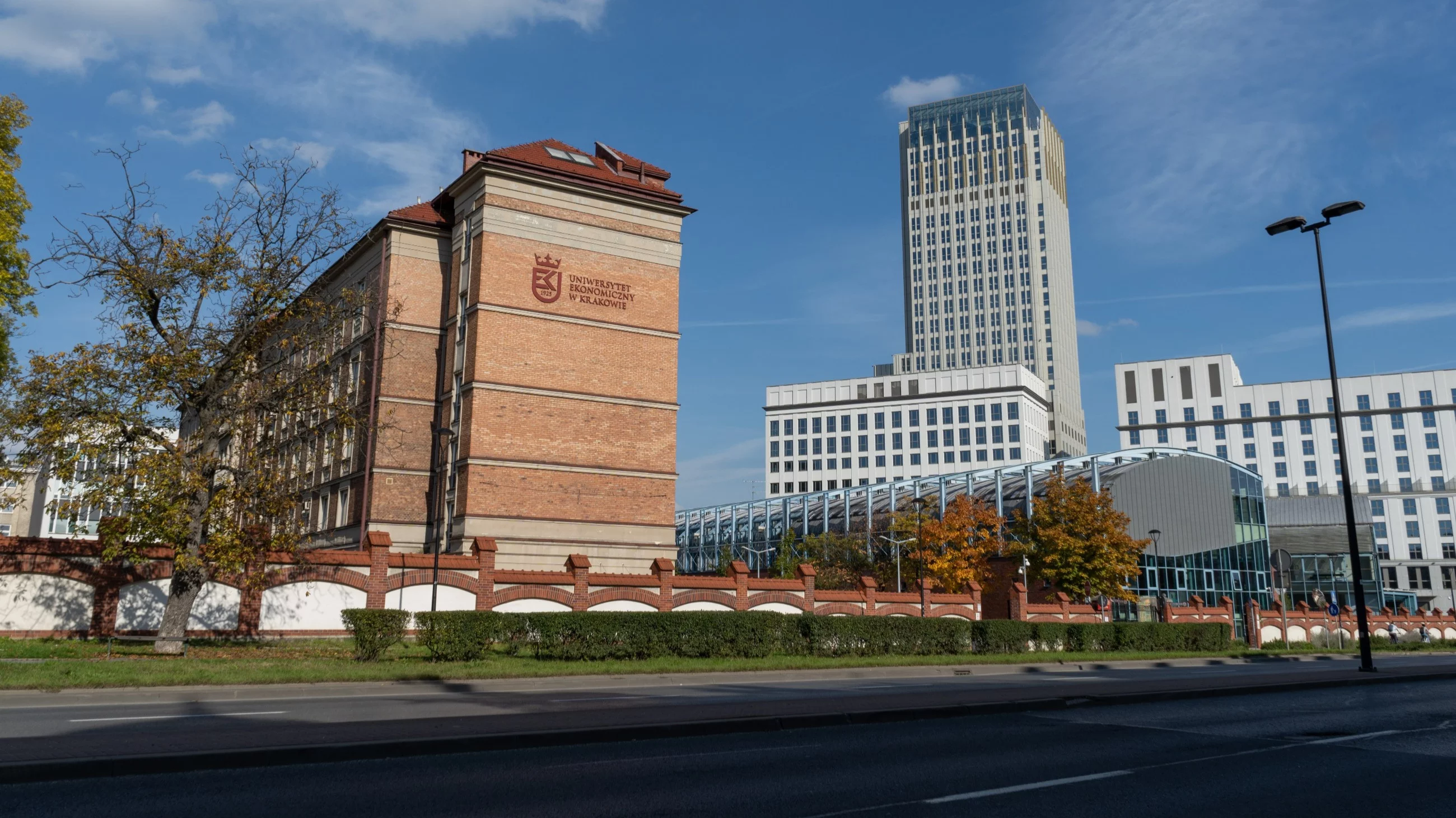 25-latek z nożem na uczelni, studenci się zabarykadowali. „Miałem gaz pieprzowy, kolega gaśnicę”