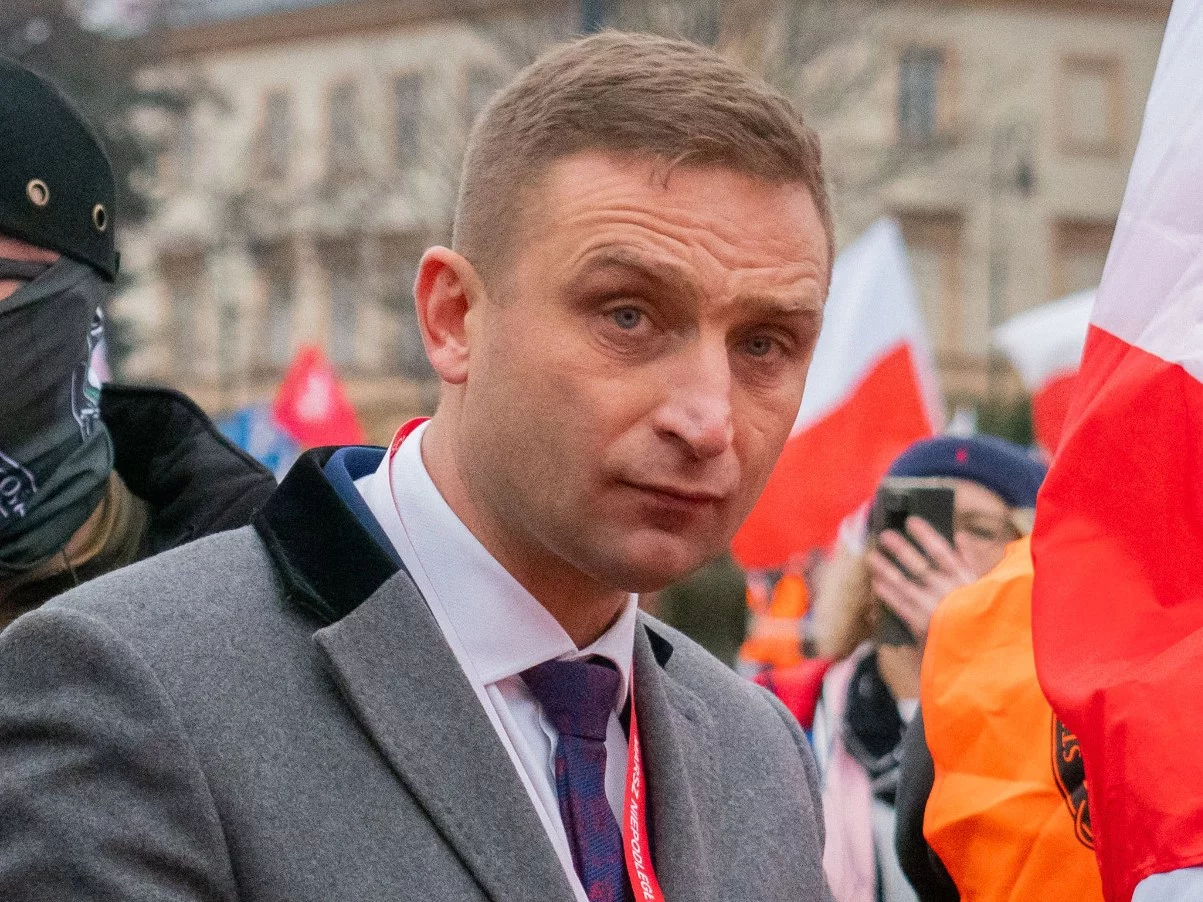 Bąkiewicz będzie musiał zwrócić duże pieniądze? Chodzi o kilkaset tys. złotych