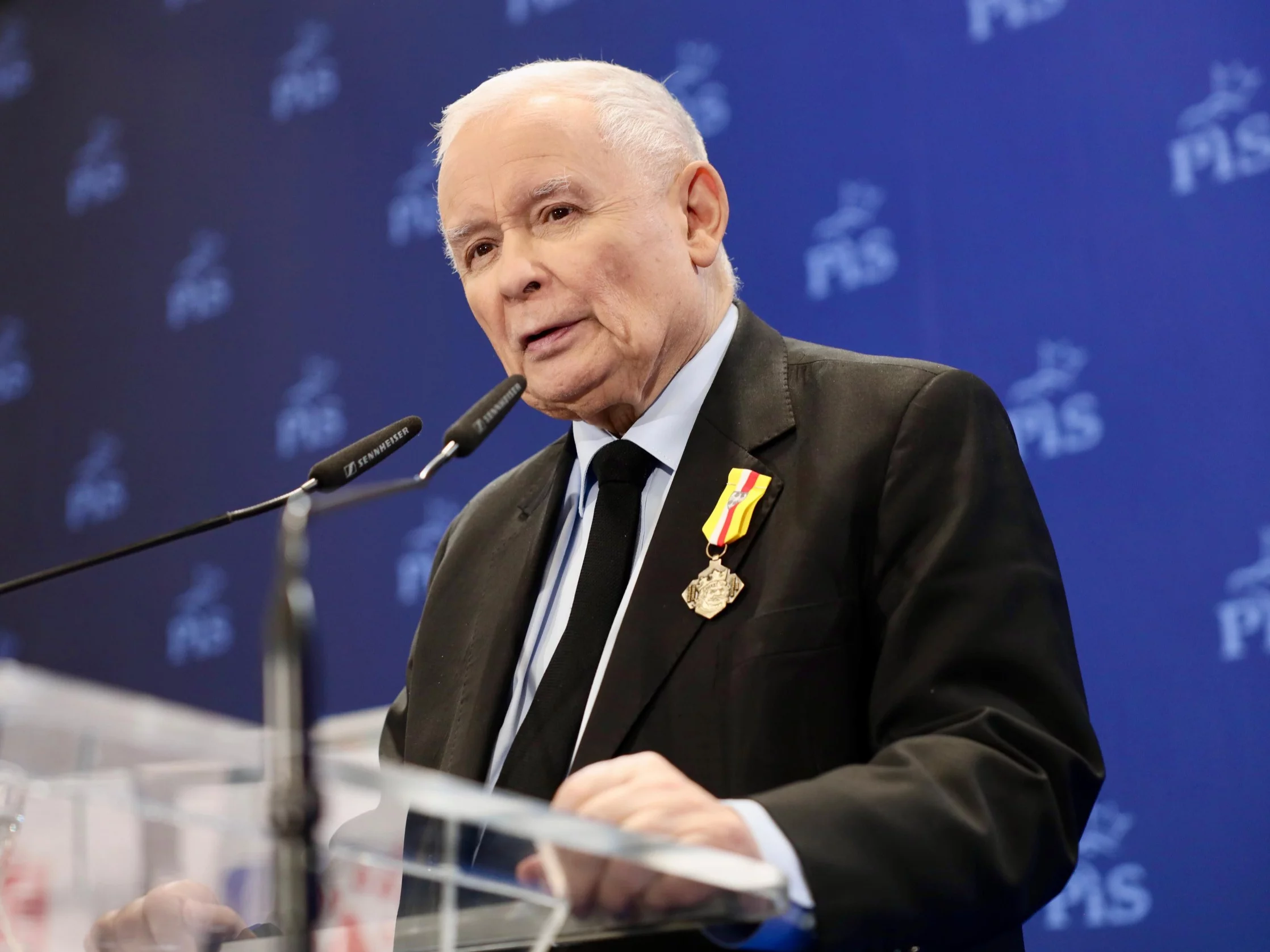 Kaczyński zwołał pilną naradę w PiS. Polityk ostrzega: „Po moim trupie” Kaczyński zwołał pilną naradę w PiS. Polityk ostrzega: „Po moim trupie”