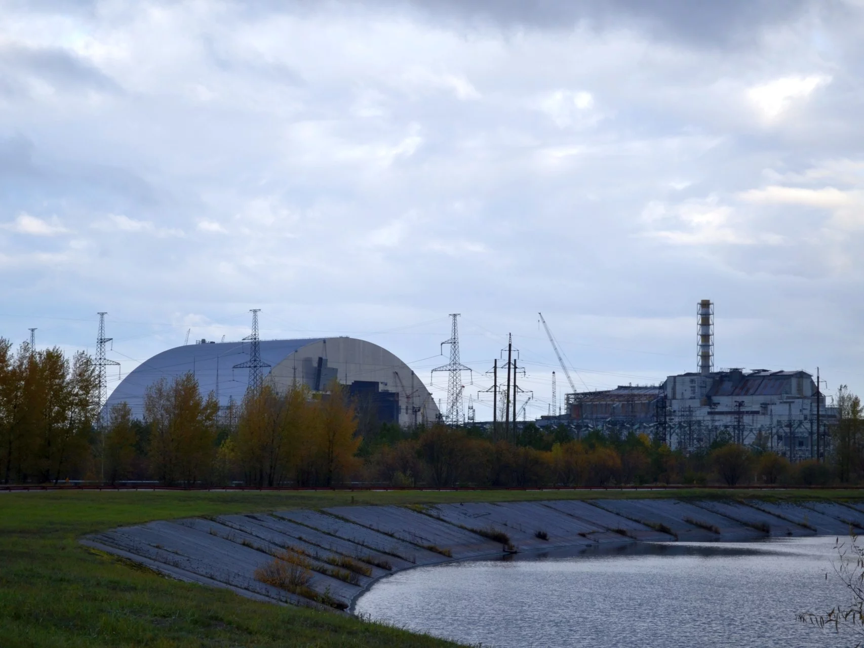 Sarkofag w Czarnobylu nieszczelny. Uszkodził go rosyjski dron Sarkofag w Czarnobylu nieszczelny. Uszkodził go rosyjski dron