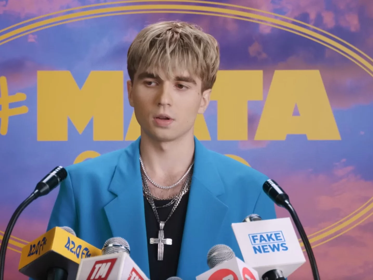 Wielka głowa Maty koło jarmarku świątecznego. Warszawiacy zaskoczeni Wielka głowa Maty koło jarmarku świątecznego. Warszawiacy zaskoczeni