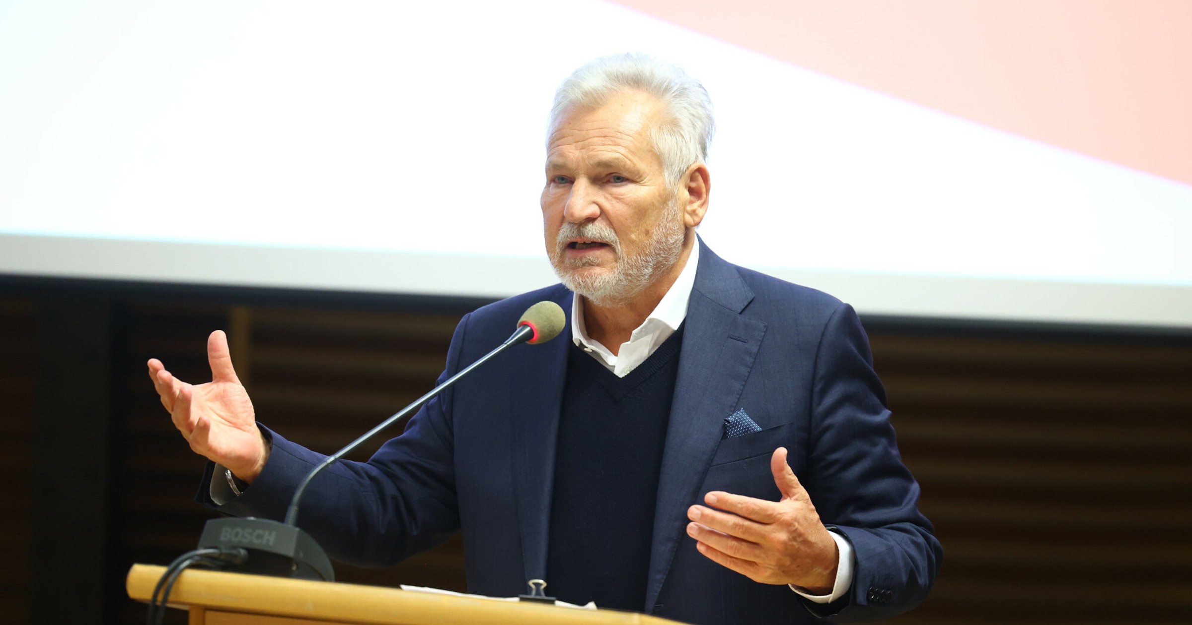 Aleksander Kwaśniewski komentuje sprawę prezydenta Nawrockiego. Zarzucił mu niespójność