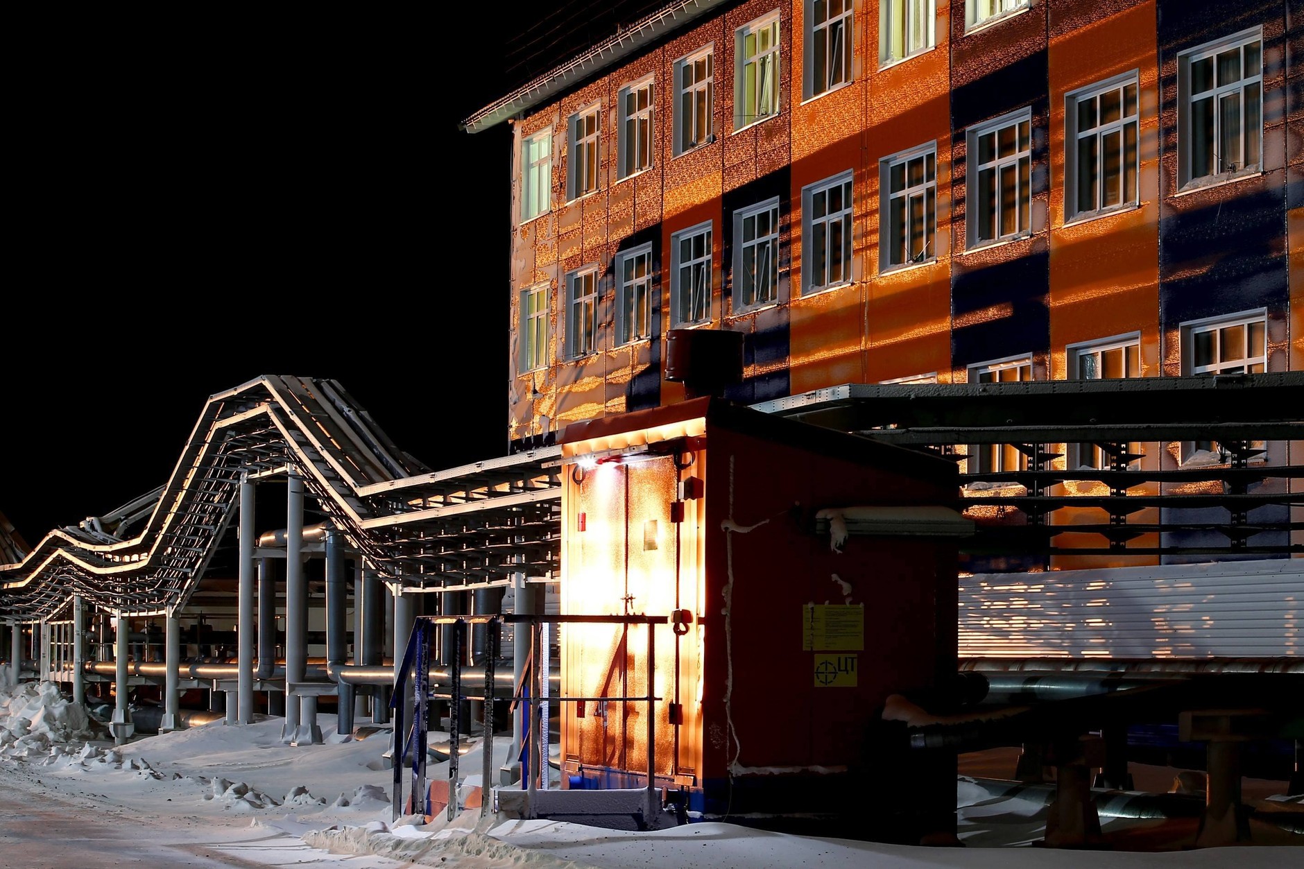 Coś tu się nie zgadza. Sankcje obowiązują, a LNG z Rosji płynie dalej. Wyjaśnienie jest mniej oczywiste, niż się wydaje [ANALIZA]