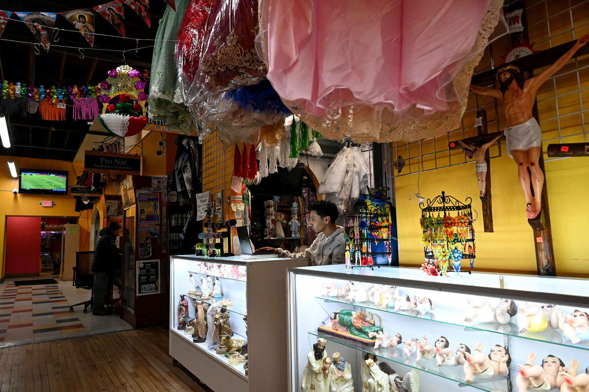 Skuleni na tylnym siedzeniu. Oto codzienność migrantów w USA. "Wyglądam jak Latynos, to wystarczy"