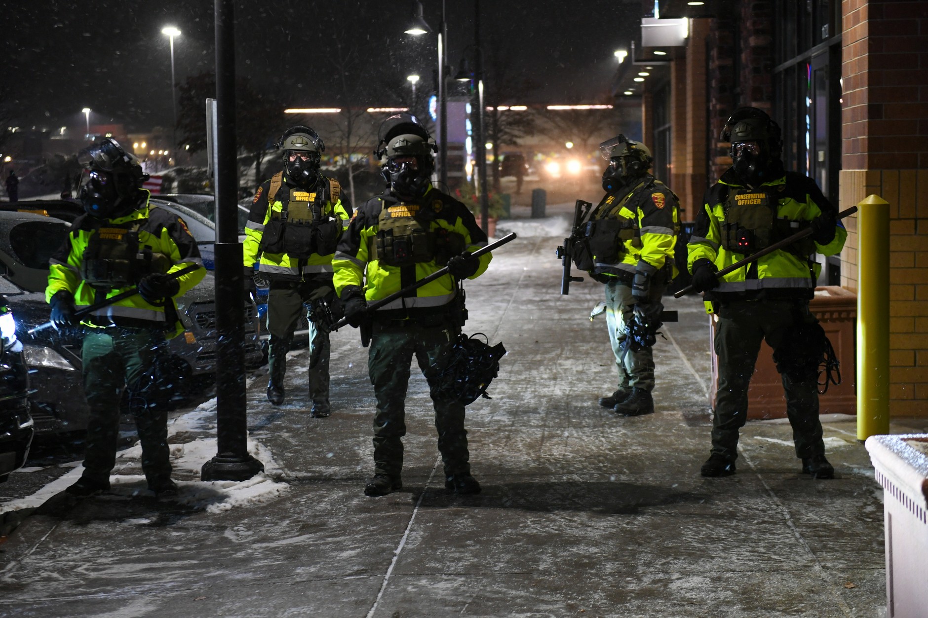 Skuleni na tylnym siedzeniu. Oto codzienność migrantów w USA. "Wyglądam jak Latynos, to wystarczy"