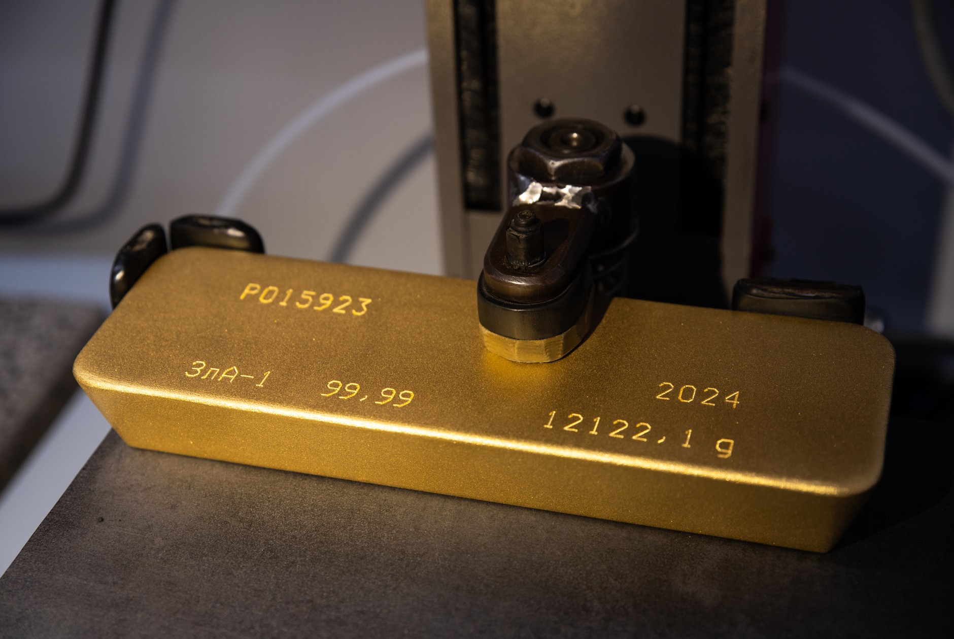 Trump bawi się kursem dolara. Dla niego jest "jak jojo". Inwestorzy uciekają, eksperci tłumaczą, ile można zarobić