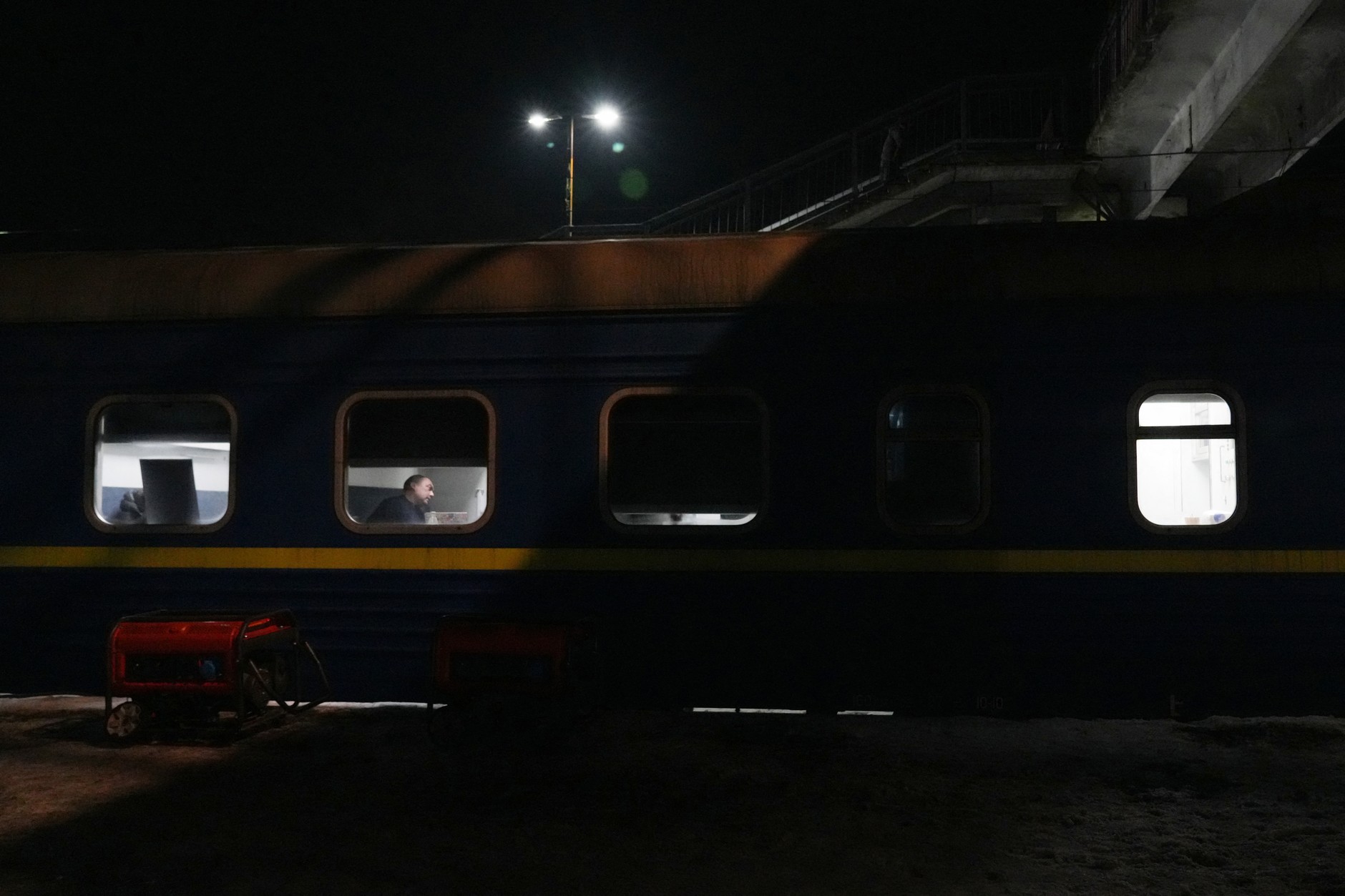 "Wróg nasila ataki". Ukraina utajnia trasy pociągów, by zmylić rosyjskie drony. Pasażerowie będą musieli uzbroić się w cierpliwość