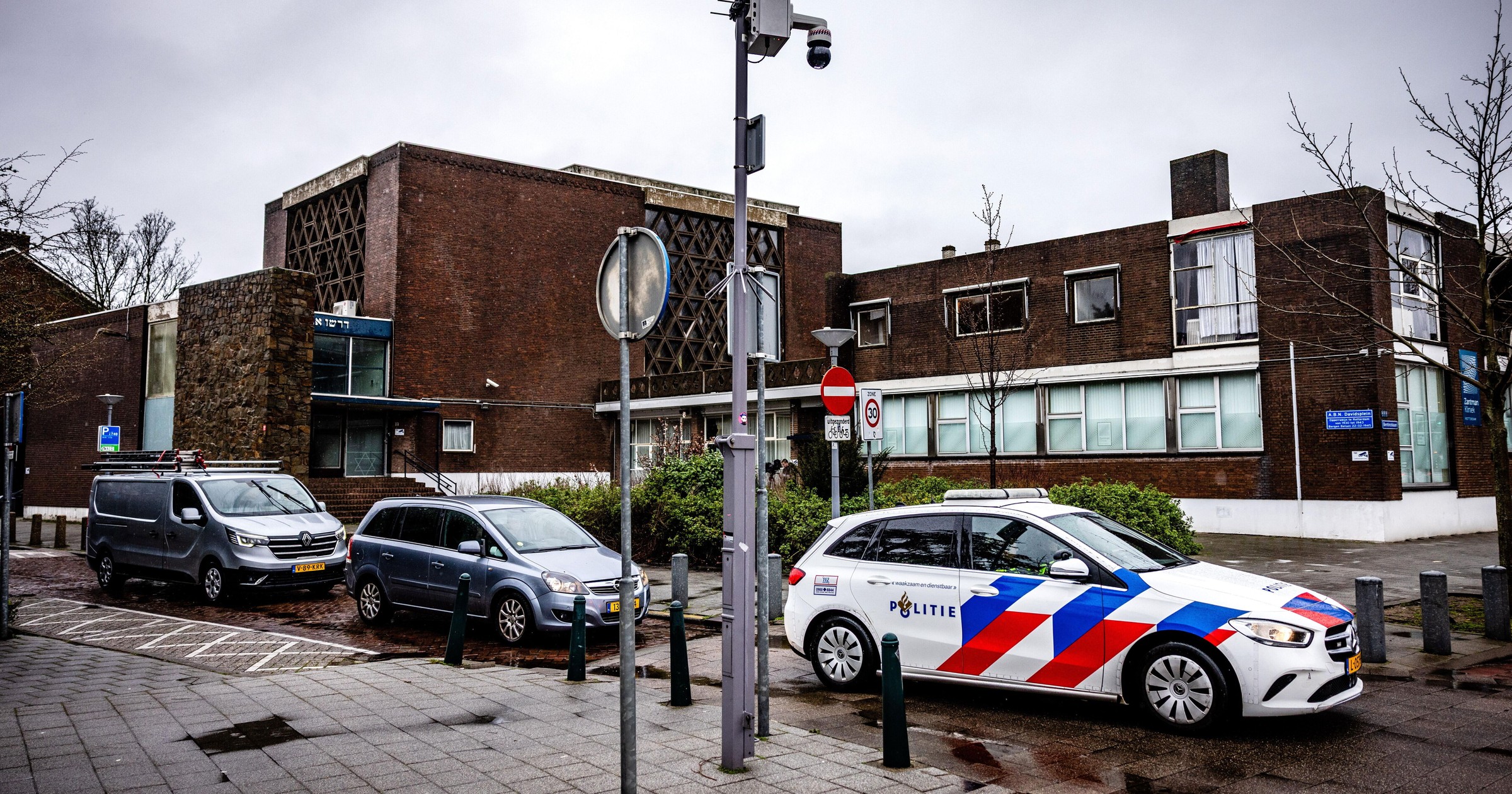 Atak na synagogę w Holandii. Pożar poprzedzony eksplozją [NAGRANIE]