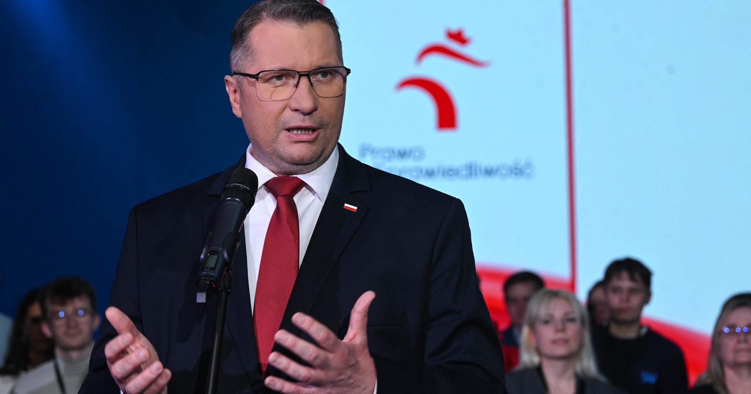 Burza po słowach posła PiS o "OZE-sroze". Europoseł stanął w jego obronie