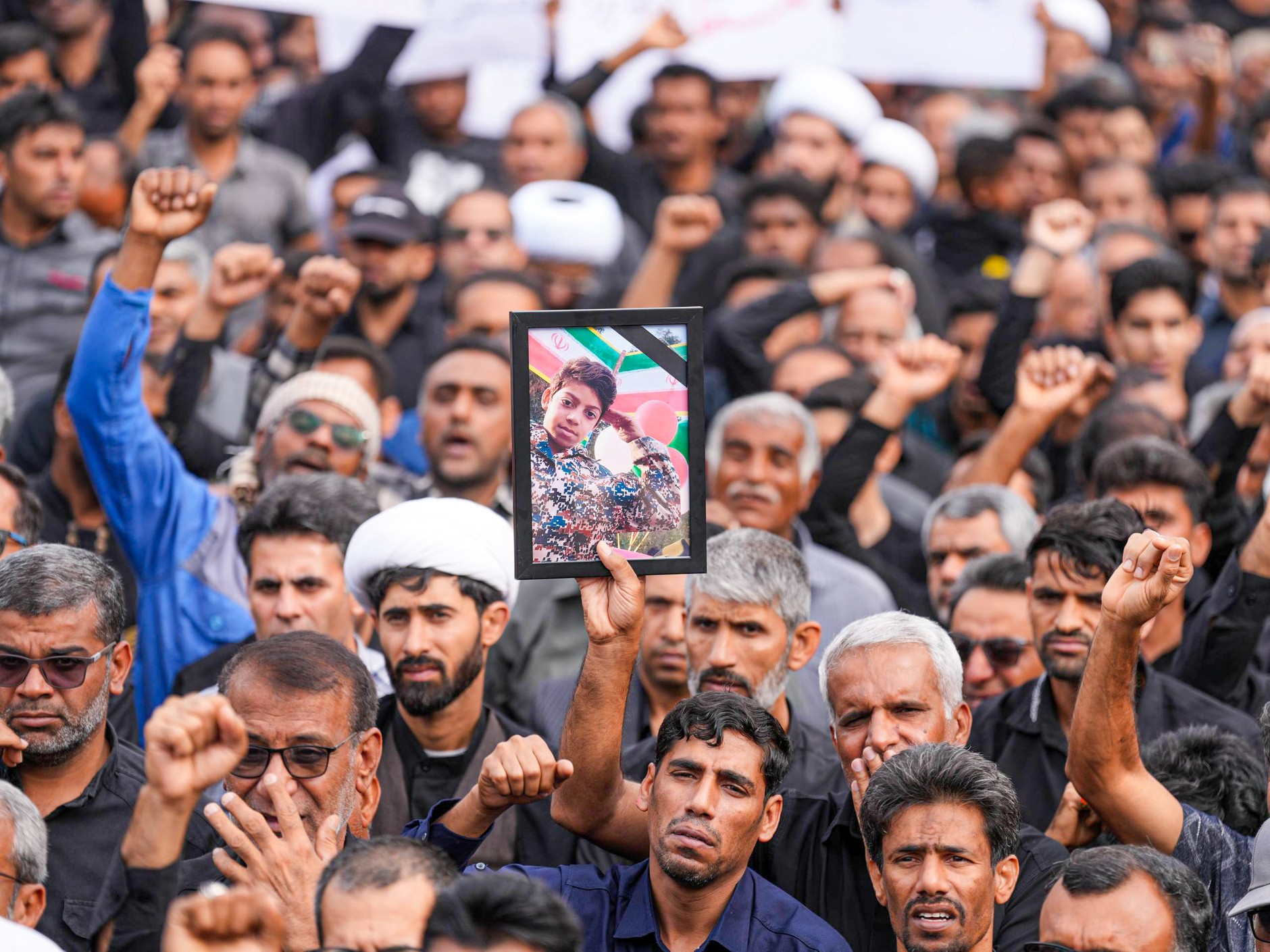 "Co za idiota buduje szkołę na terenie bazy wojskowej?". Relacje mieszkańców rzucają nowe światło na tragedię w Minab [ŚLEDZTWO]