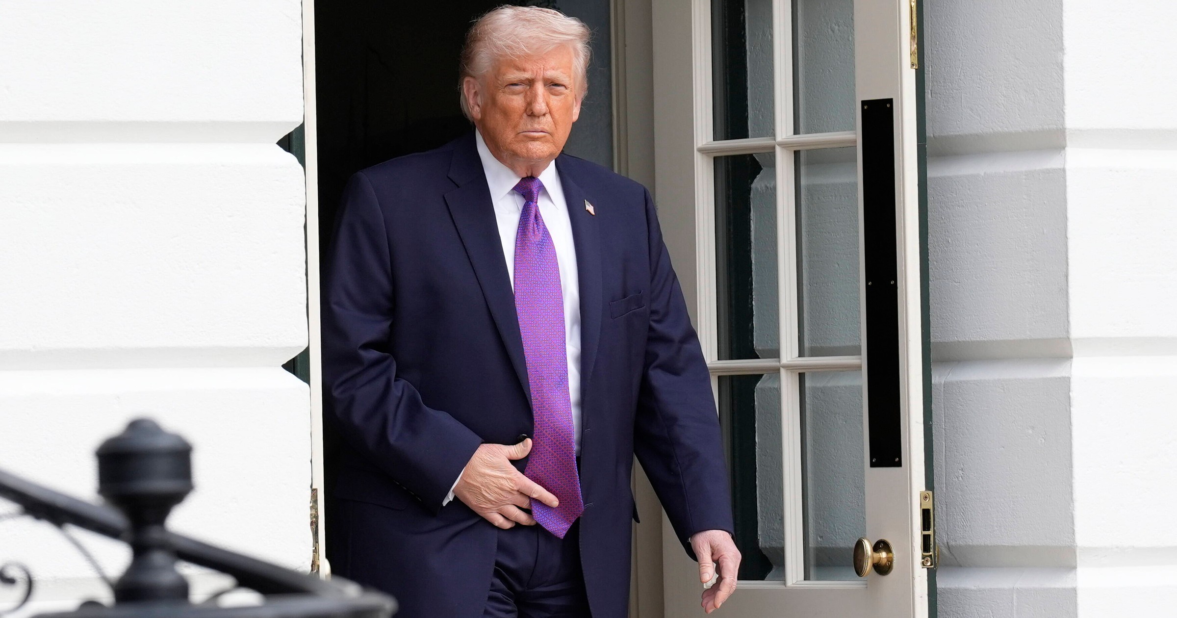 Donald Trump reaguje na doniesienia o Cieśninie Ormuz. "Powinny przepływać"