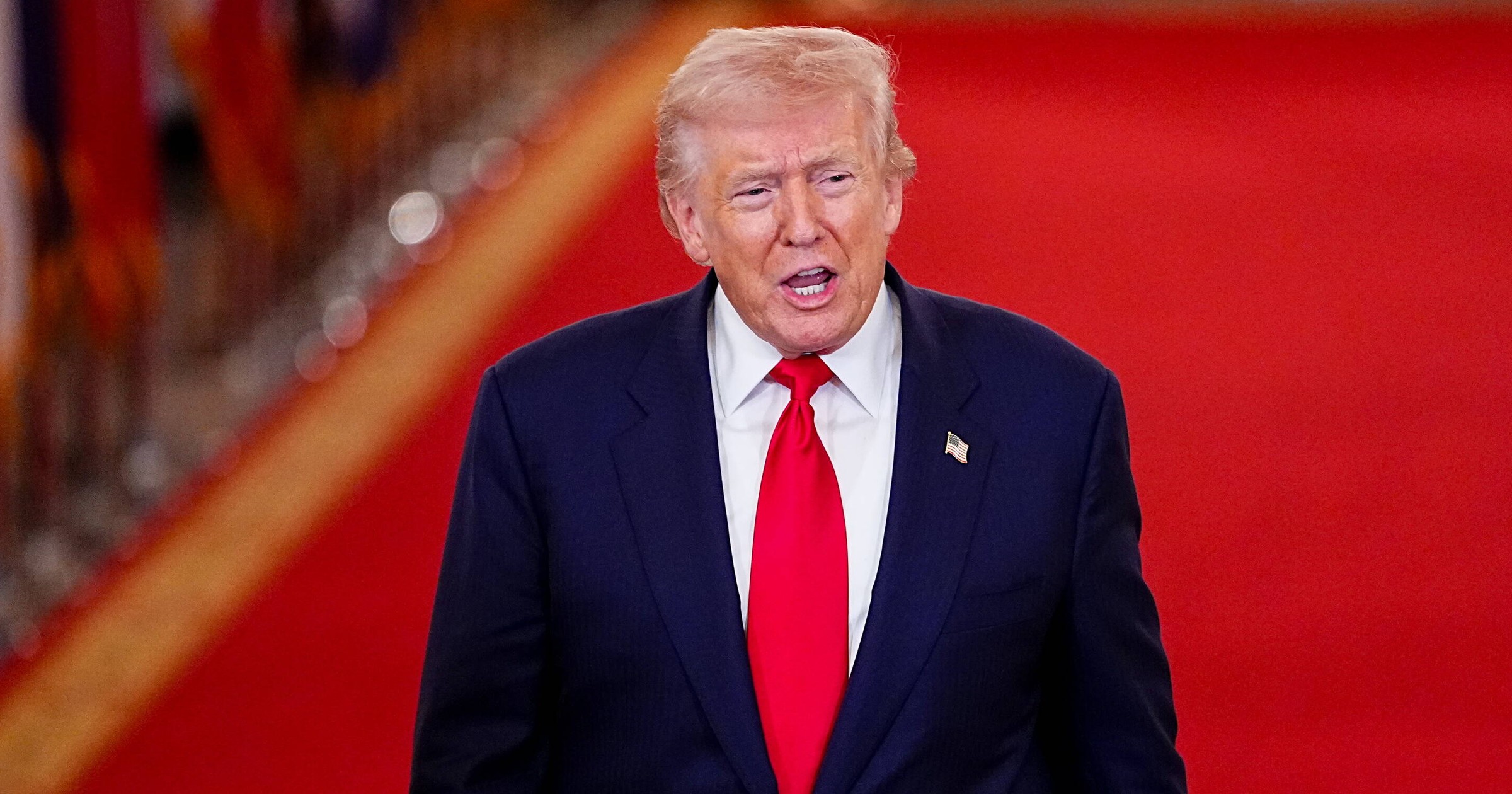 Donald Trump wręcza swoim ludziom zaskakujące prezenty. "Boją się ich nie nosić"