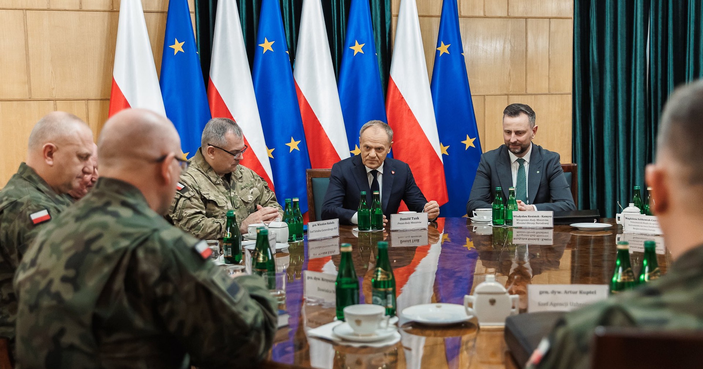 Donald Tusk spotkał się z generałami. "Rozmawiamy o planie B"