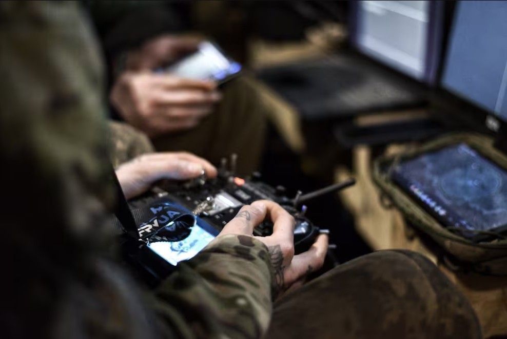 Godziny grozy w "strefie śmierci". Tak Ukraińscy żołnierze polują na śmiercionośne drony. "Jeśli teraz nie trafię, w wiosce zginą ludzie" [REPORTAŻ]