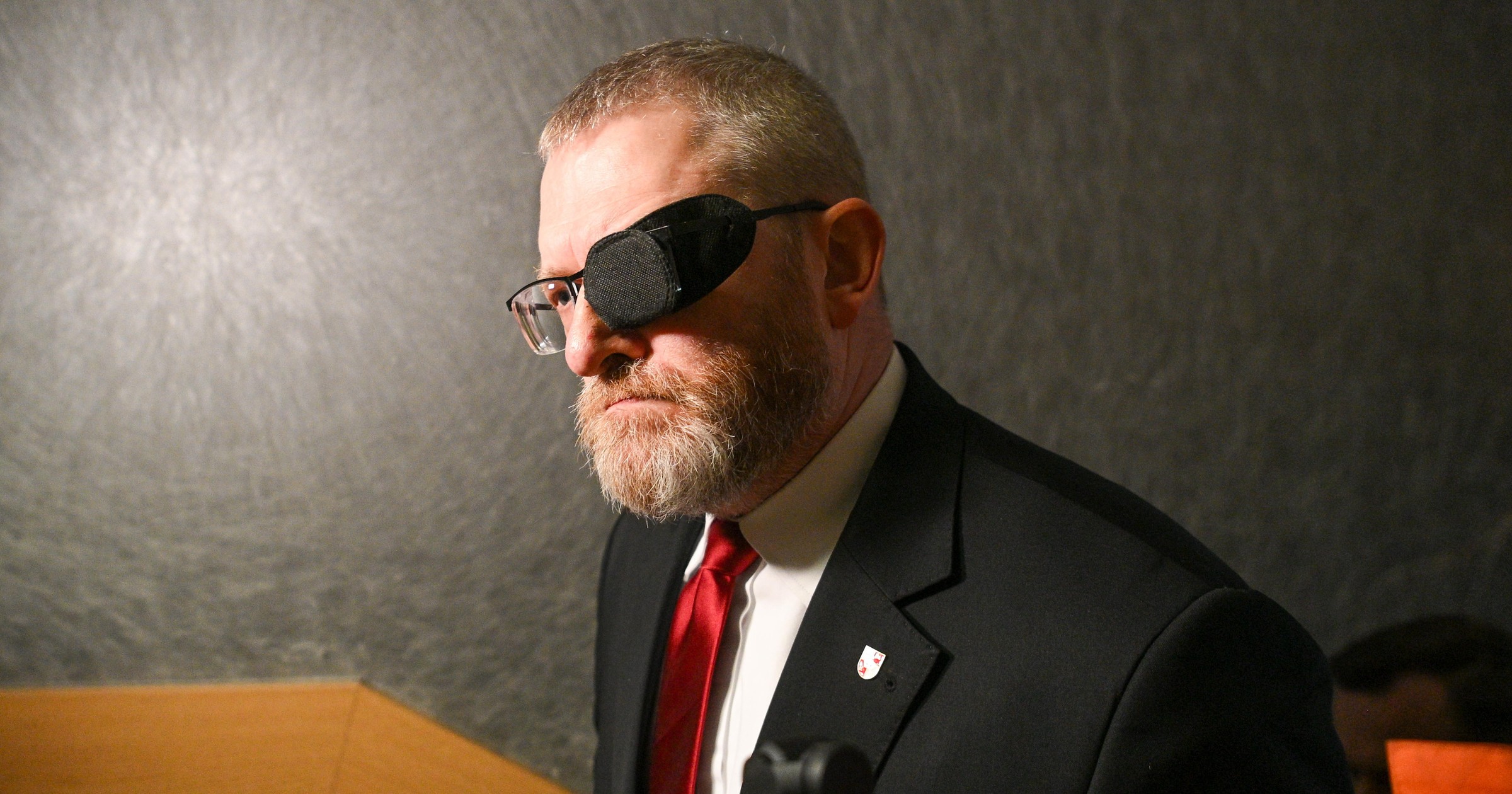 Grzegorz Braun stawił się w prokuraturze. Ma usłyszeć zarzuty. Okrzyki przed budynkiem [WIDEO]