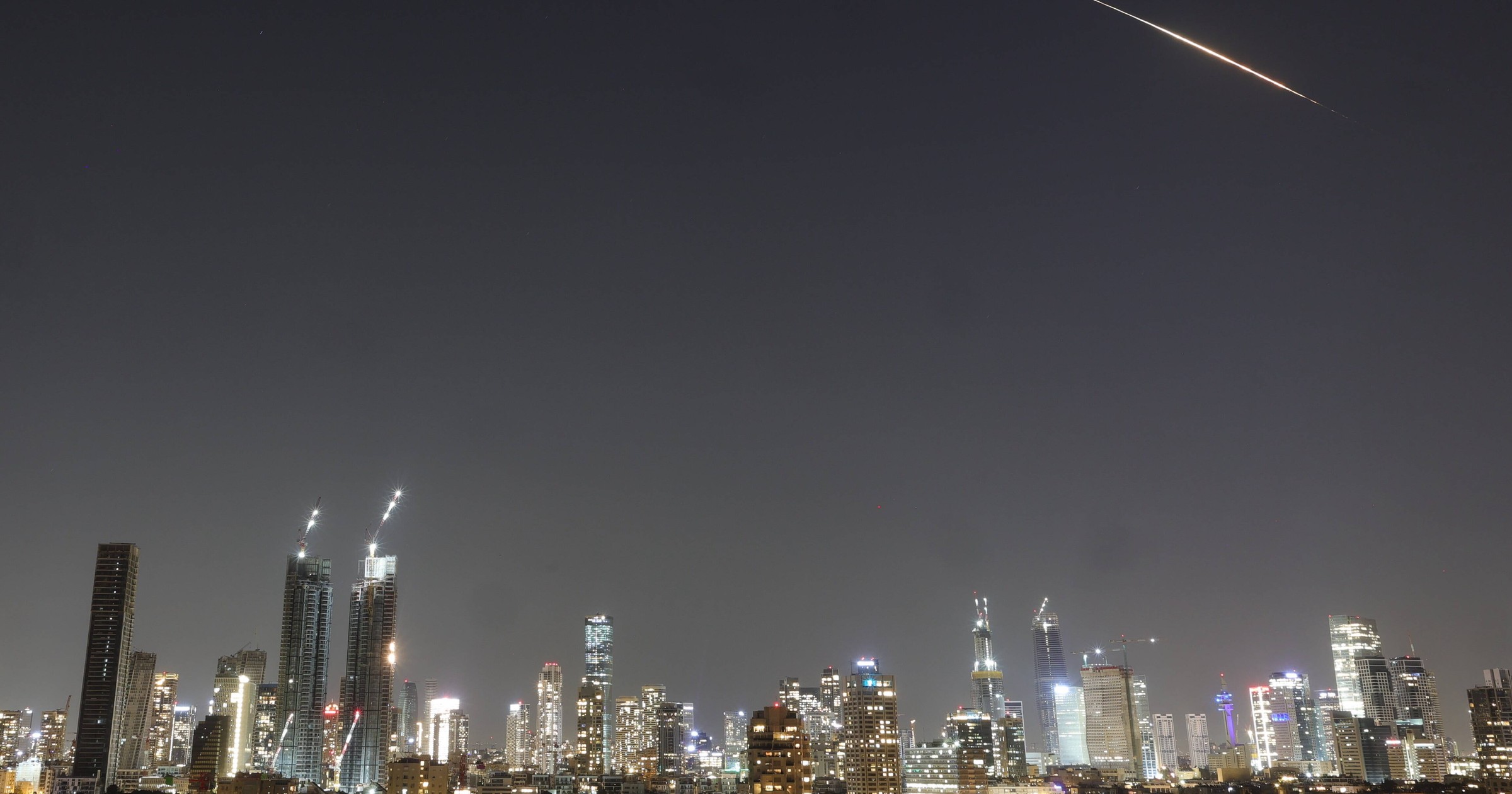 Izrael pod ostrzałem z Iranu i Libanu. Alarmy na północy kraju