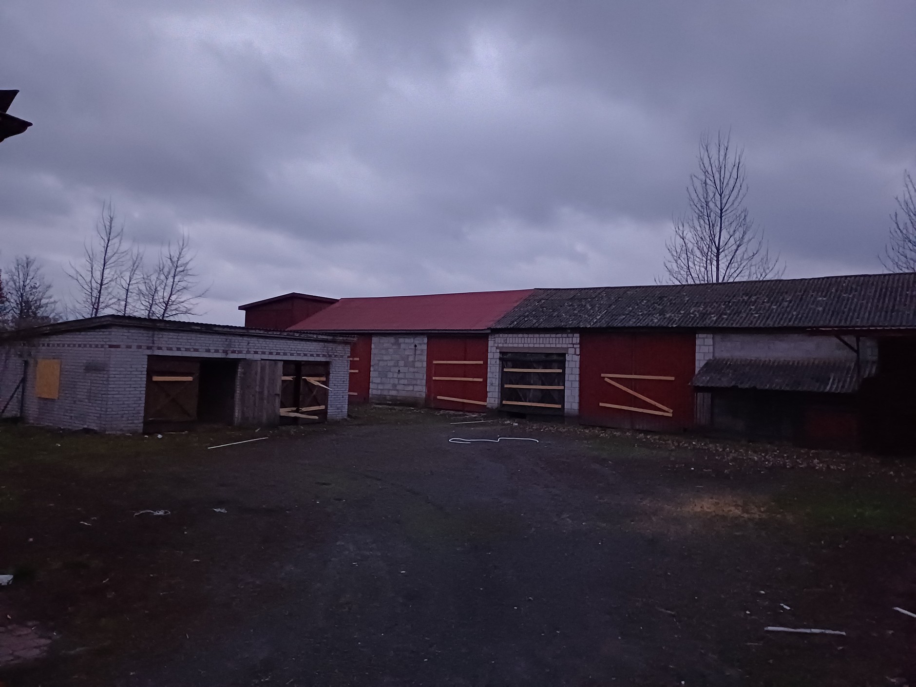 "Ludzie tutaj już ze sobą nie rozmawiają". Ostatni rolnicy rozpalają ogień i czekają na wysiedlenie