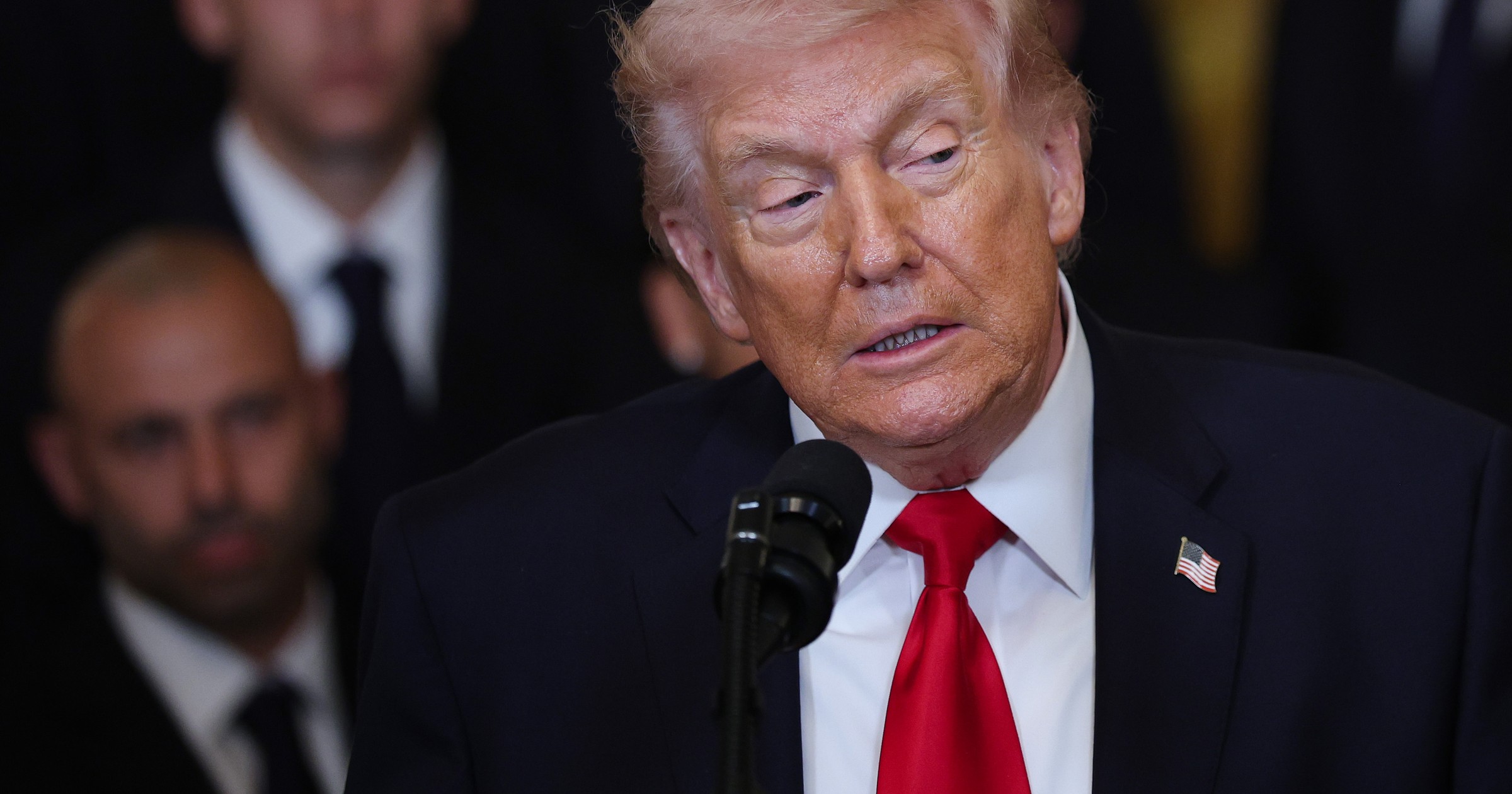 "Nauczę cię, jak powinny zachowywać się małe dziewczynki". Trump w tarapatach. Ukazały się niepokojące dokumenty