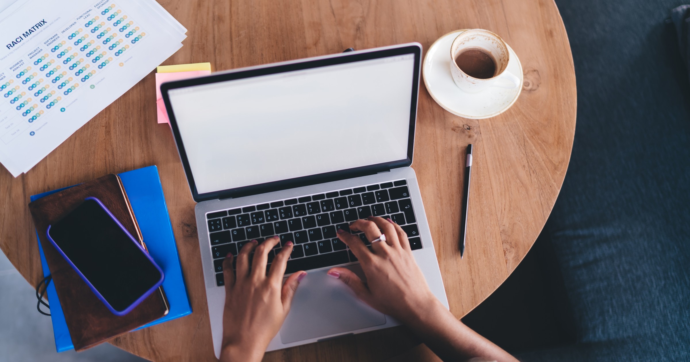 Niemal połowa dorosłych z dodatkową pracą. Eksperci wskazują przyczyny