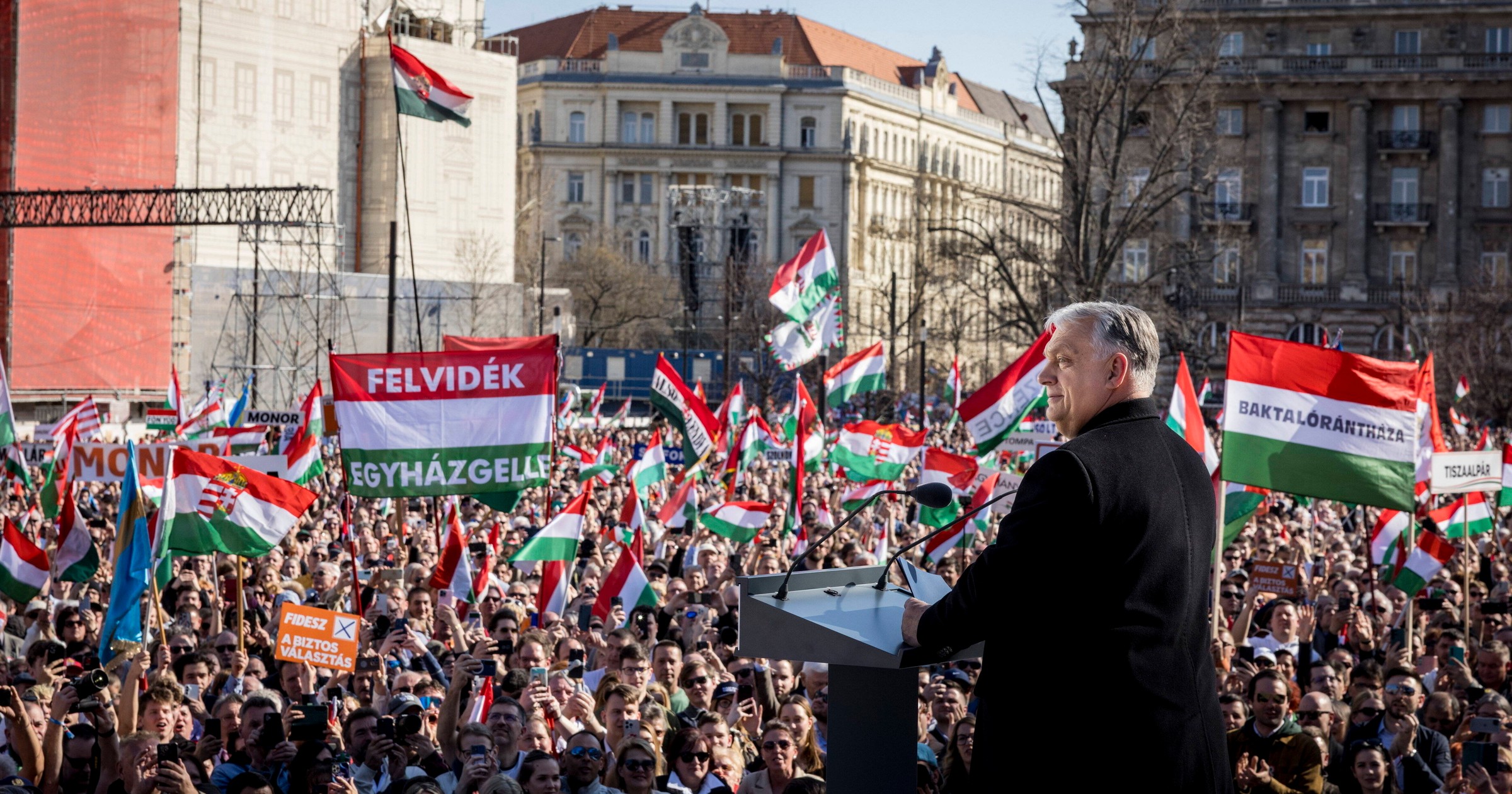 Polacy na "Marszu Pokoju" Viktora Orbana. W tłumie pojawił się Marcin Romanowski