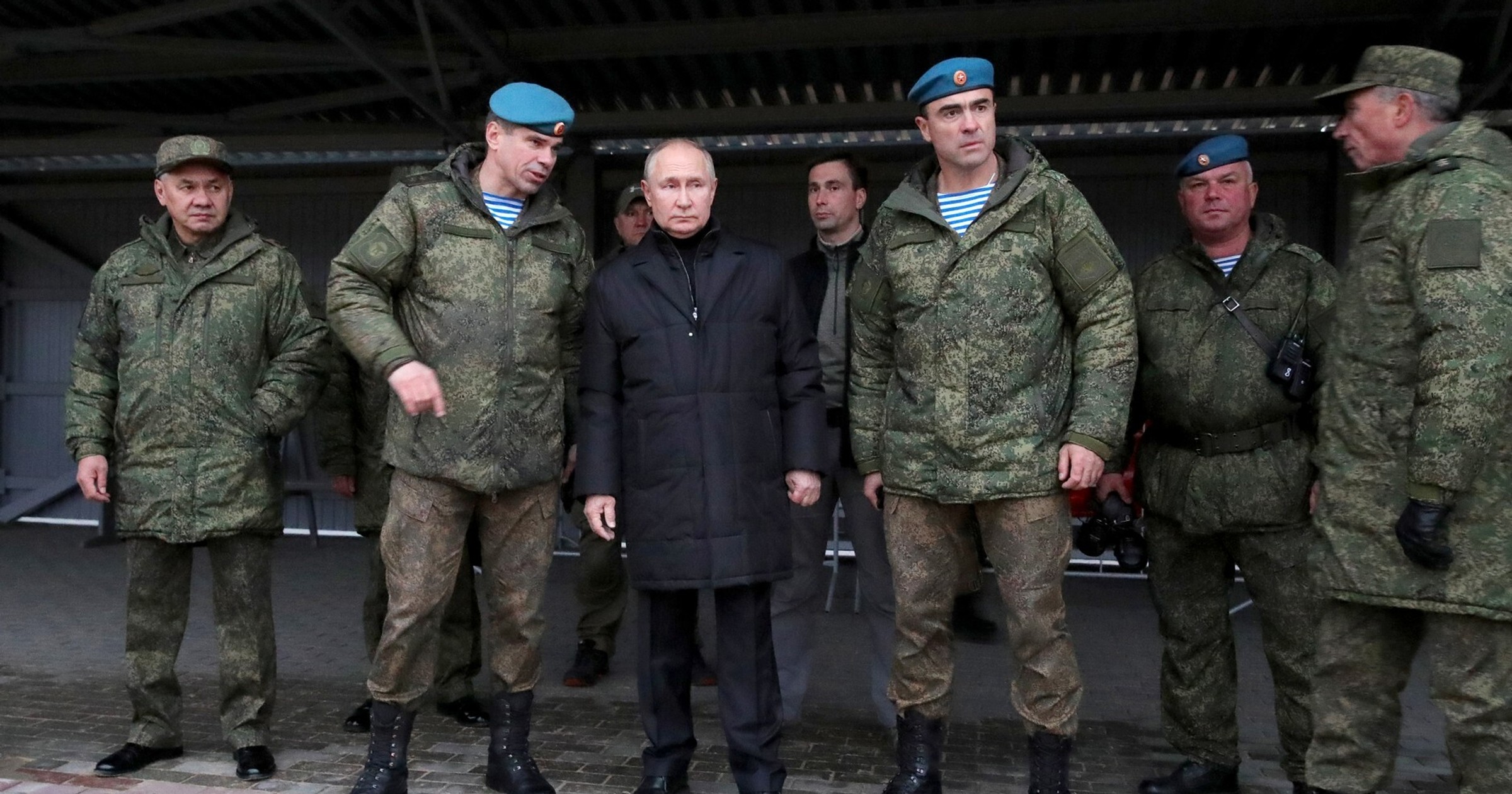 Putin kupuje rakiety zamiast tabletek — a zastraszeni Rosjanie przyklaskują w transie. "Jak to możliwe? To szaleństwo!" [OPINIA]