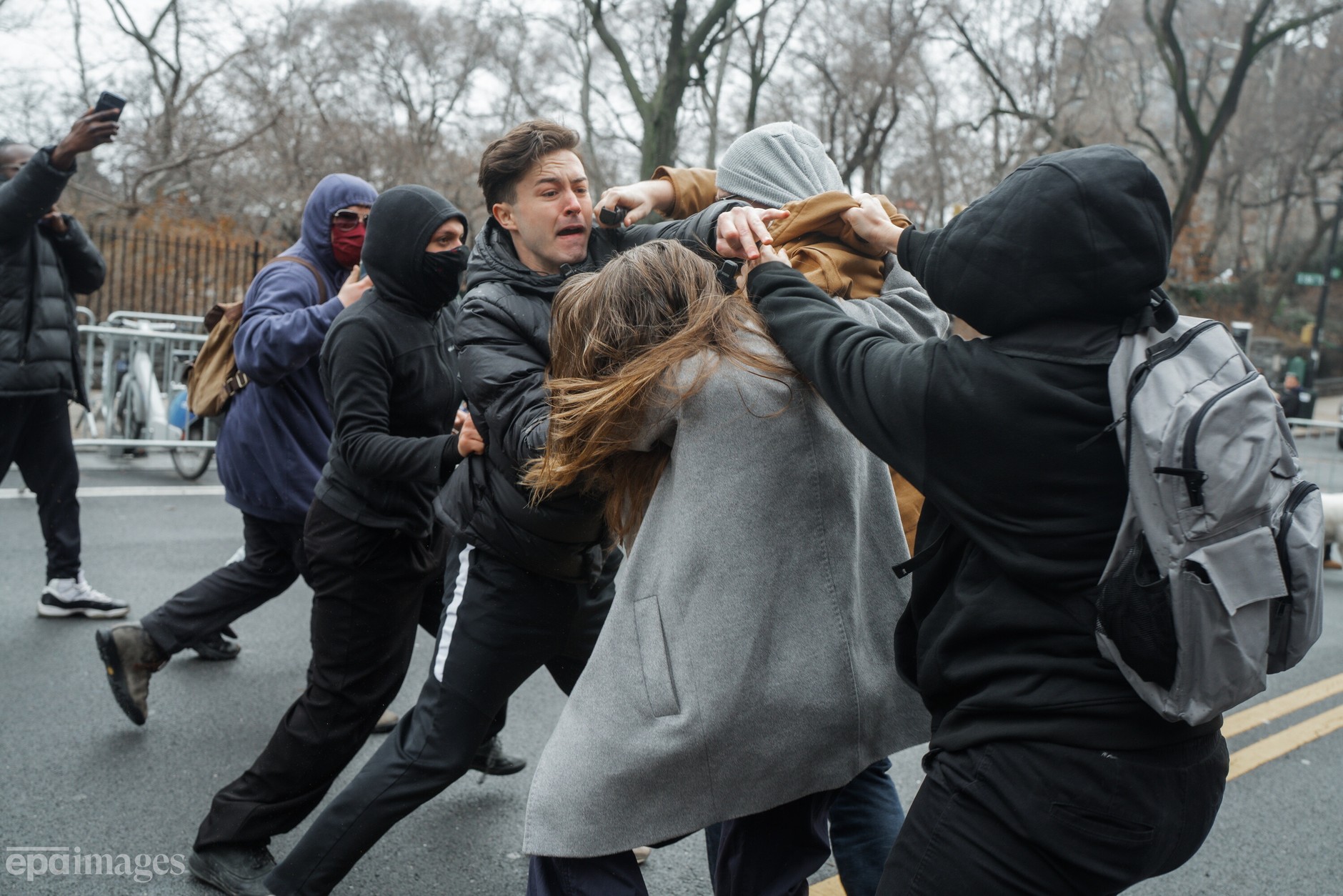 Zamieszki przed rezydencją burmistrza Nowego Jorku. Amatorskie "bomby ze śrubami"