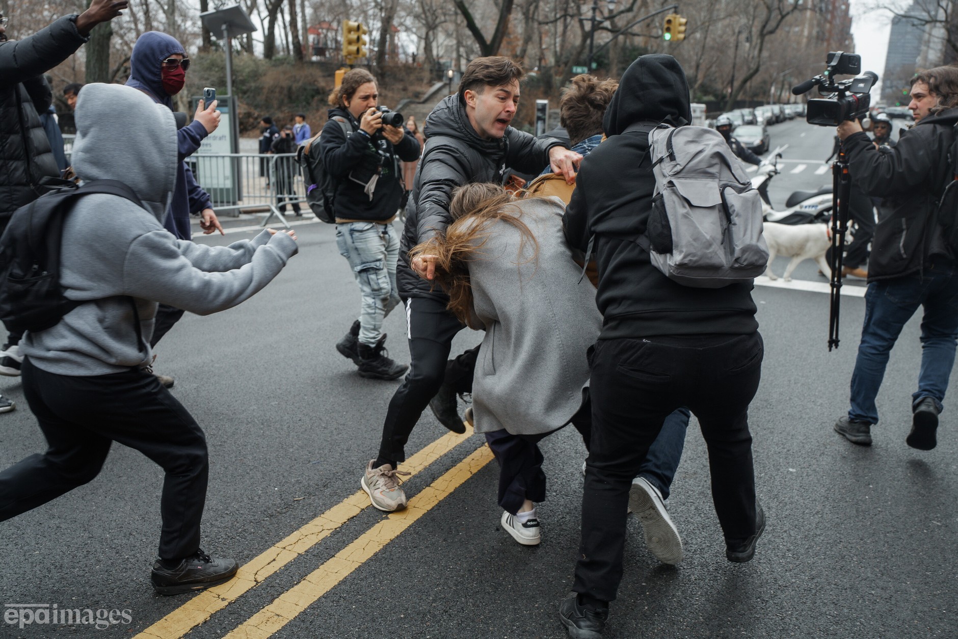 Zamieszki przed rezydencją burmistrza Nowego Jorku. Amatorskie "bomby ze śrubami"
