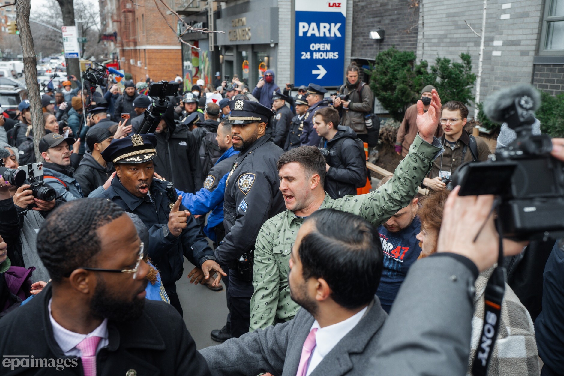 Zamieszki przed rezydencją burmistrza Nowego Jorku. Amatorskie "bomby ze śrubami"