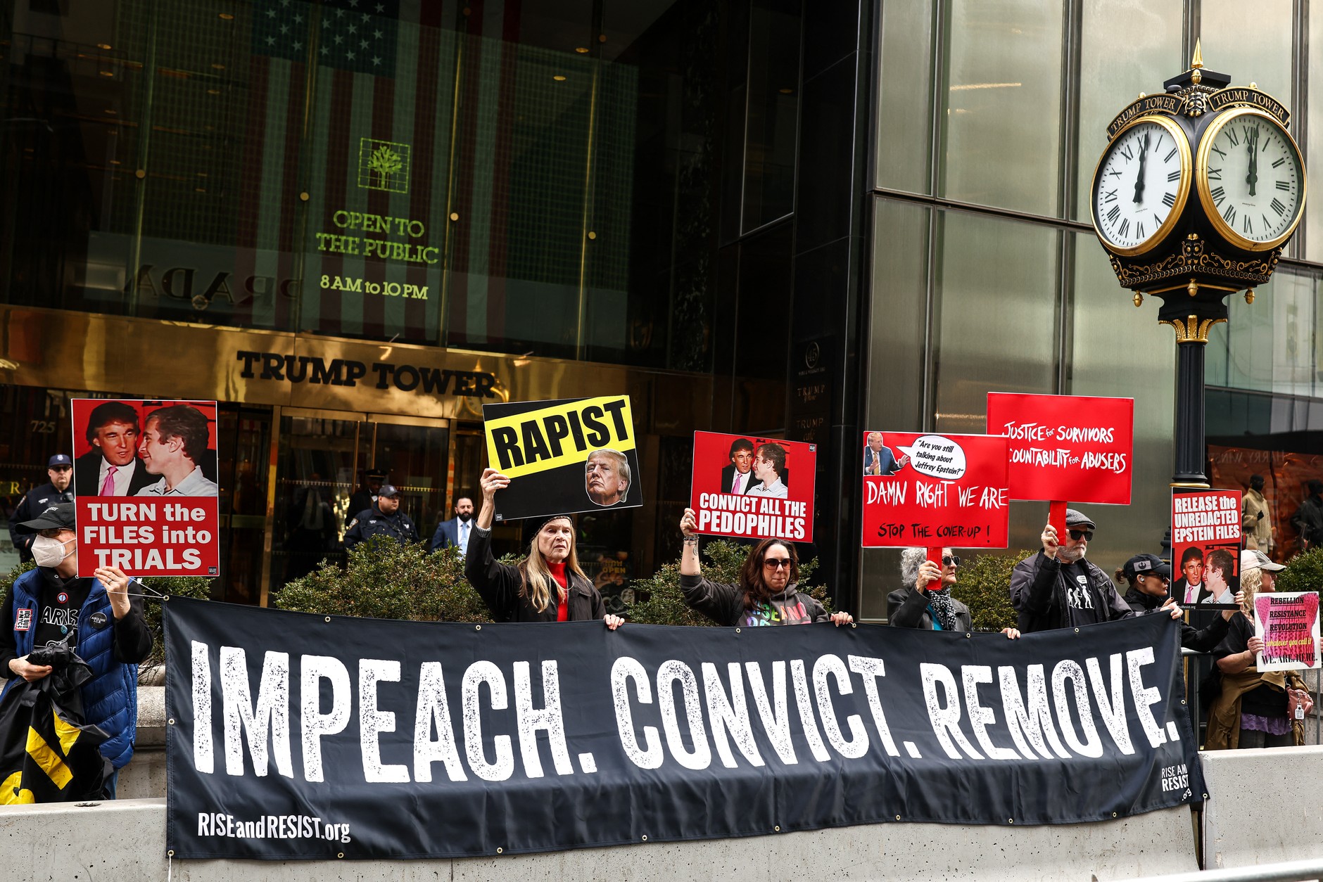 "Zatrzymać Trumpa". Demokraci myślą, że mają wybory w garści. Mogą stracić szansę. "Jesteśmy w pułapce"