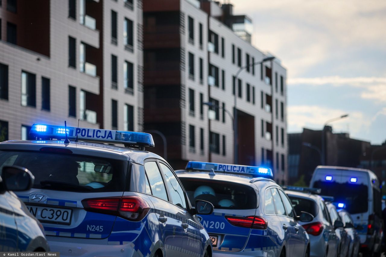 50-latek zasłabł na chodniku. Przez godzinę walczyli o jego życie