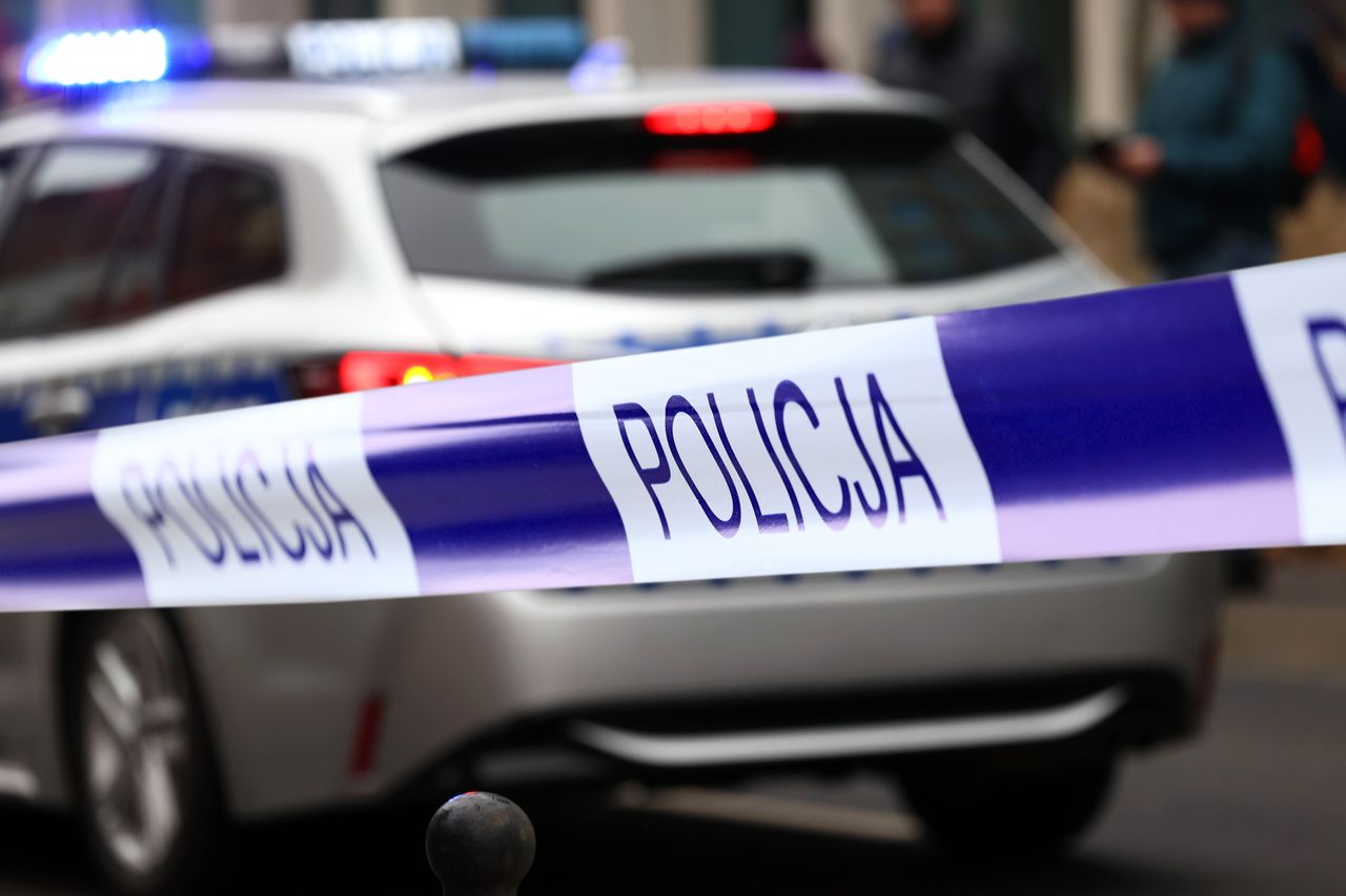 Chłopiec wsiadł do złego autobusu. Przestraszył się. Pomógł policjant