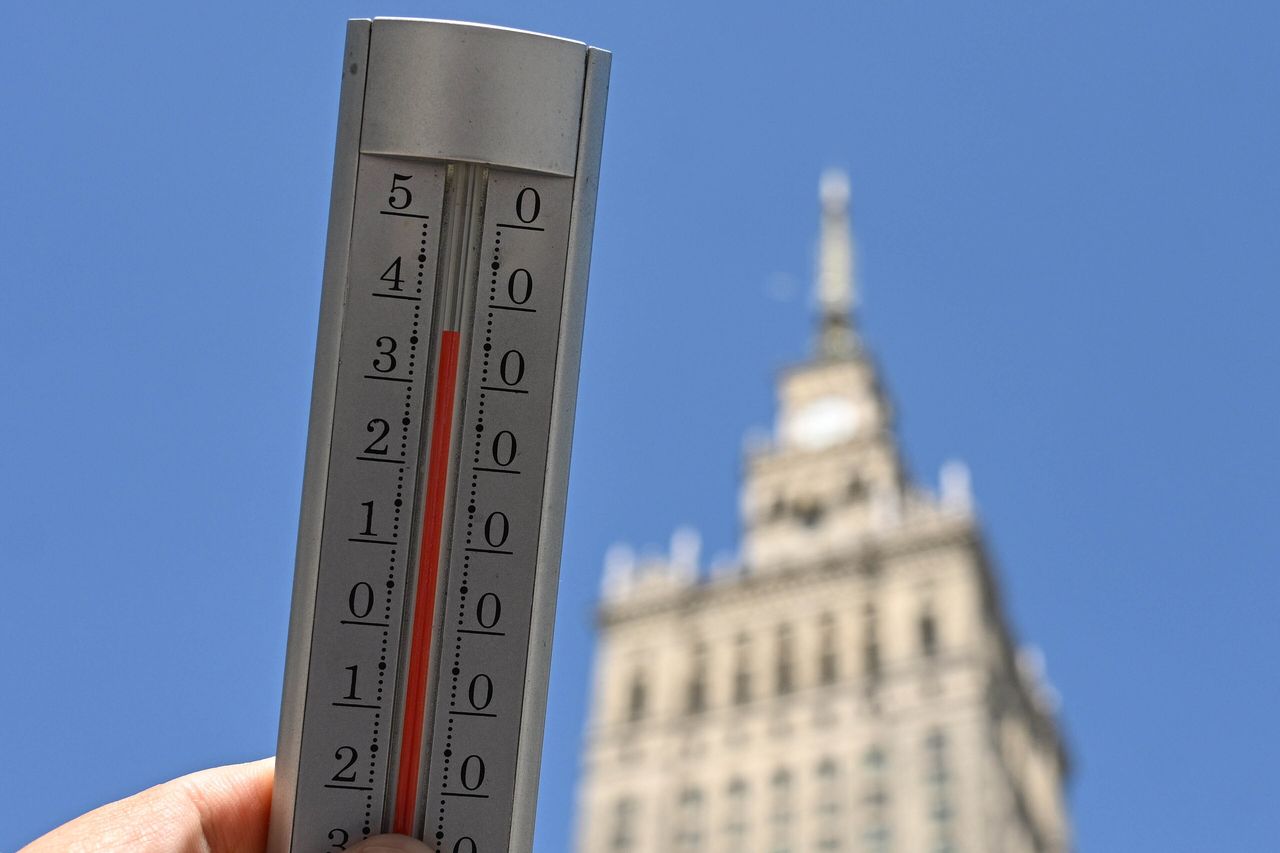 Piorun uderzył w Wieżę Eiffla. Niezwykłe nagranie po burzach nad Paryżem