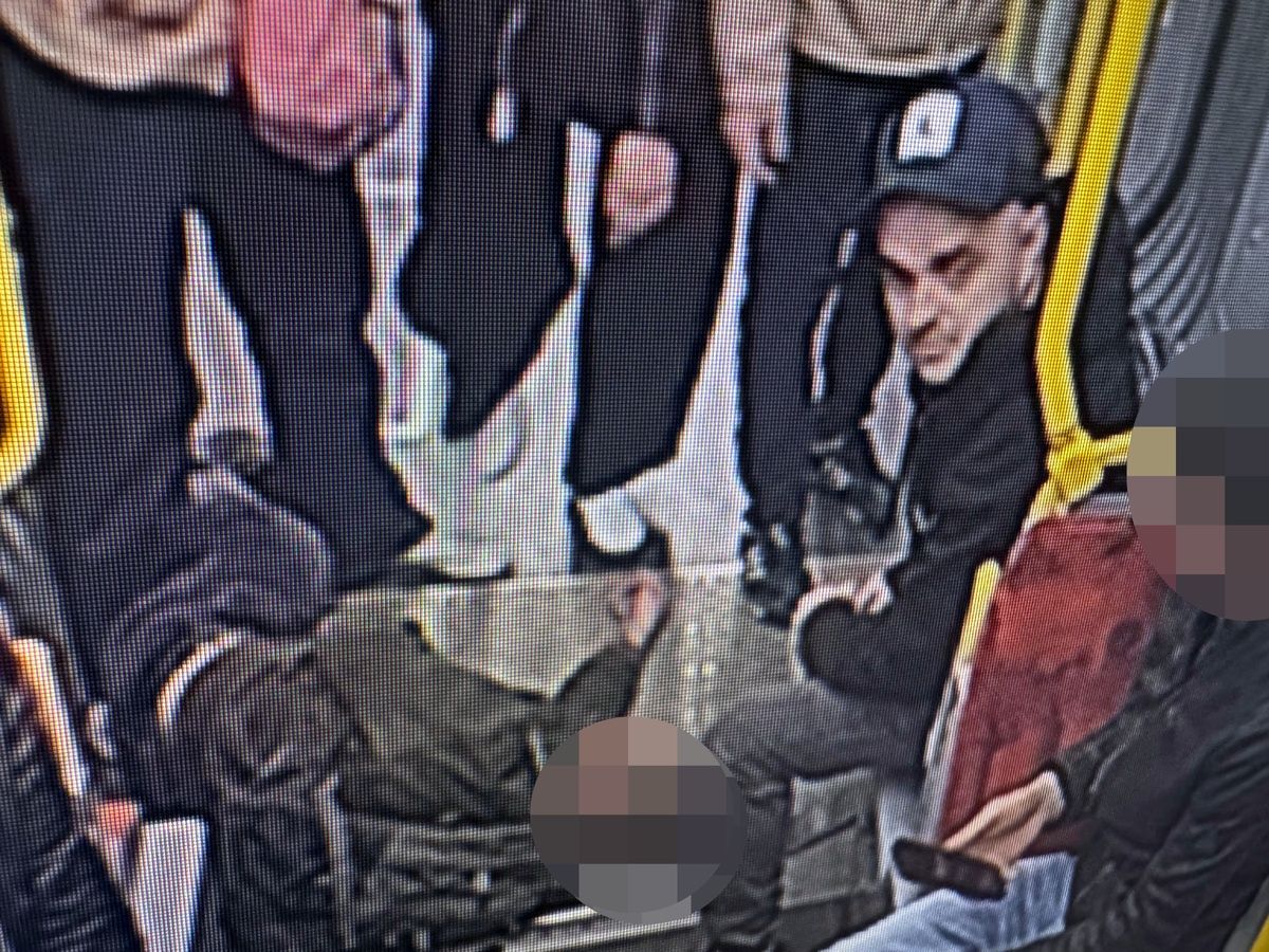 Pobił pasażera i usiadł spokojnie obok. Poznajesz go?
