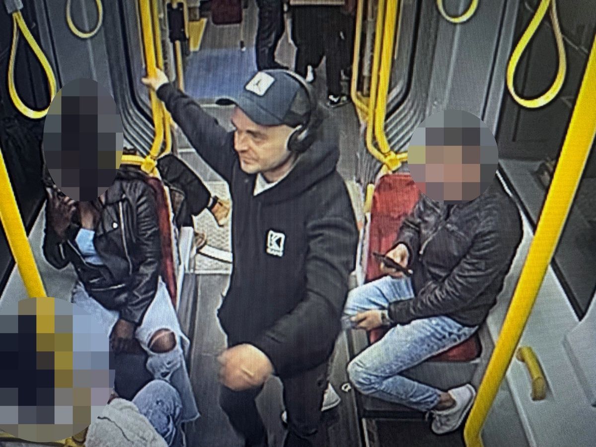 Pobił pasażera i usiadł spokojnie obok. Poznajesz go?