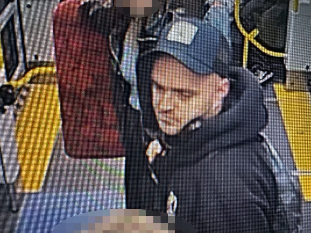 Pobił pasażera i usiadł spokojnie obok. Poznajesz go?