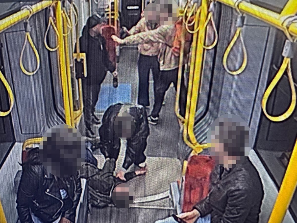 Pobił pasażera i usiadł spokojnie obok. Poznajesz go?