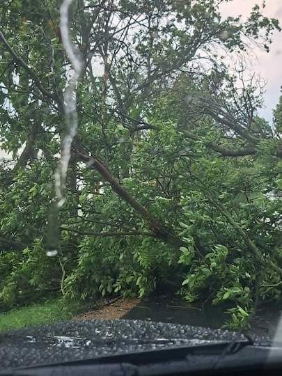 Potężna nawałnica pod Warszawą. Wóz strażacki utknął w zalanym tunelu