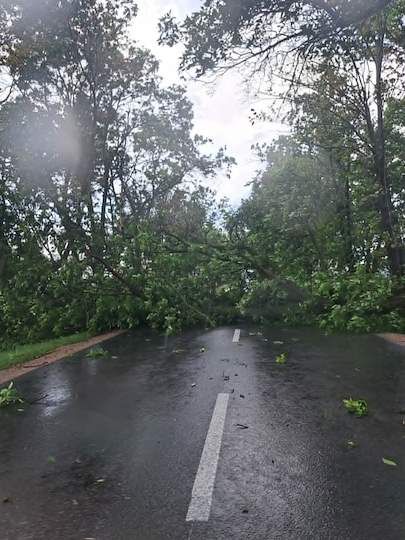 Potężna nawałnica pod Warszawą. Wóz strażacki utknął w zalanym tunelu