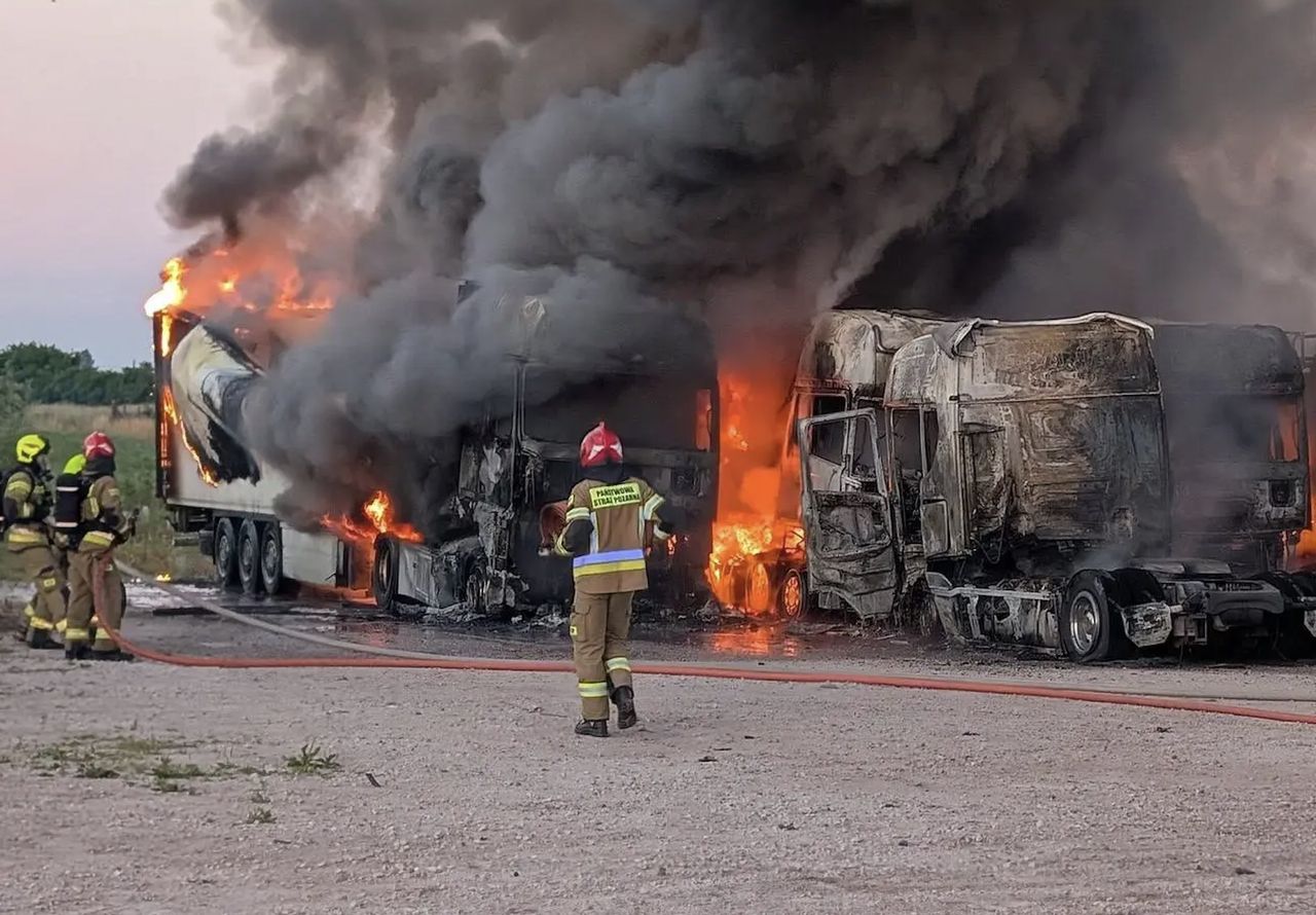 Potężna nawałnica pod Warszawą. Wóz strażacki utknął w zalanym tunelu