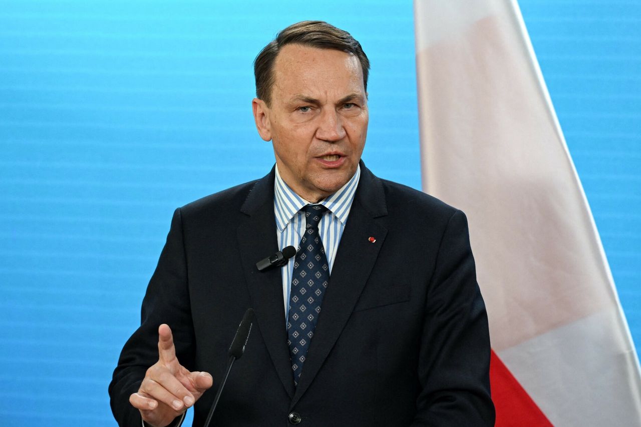 Sikorski ostro odpowiada merowi Lwowa. Były ambasador: Ma obowiązek