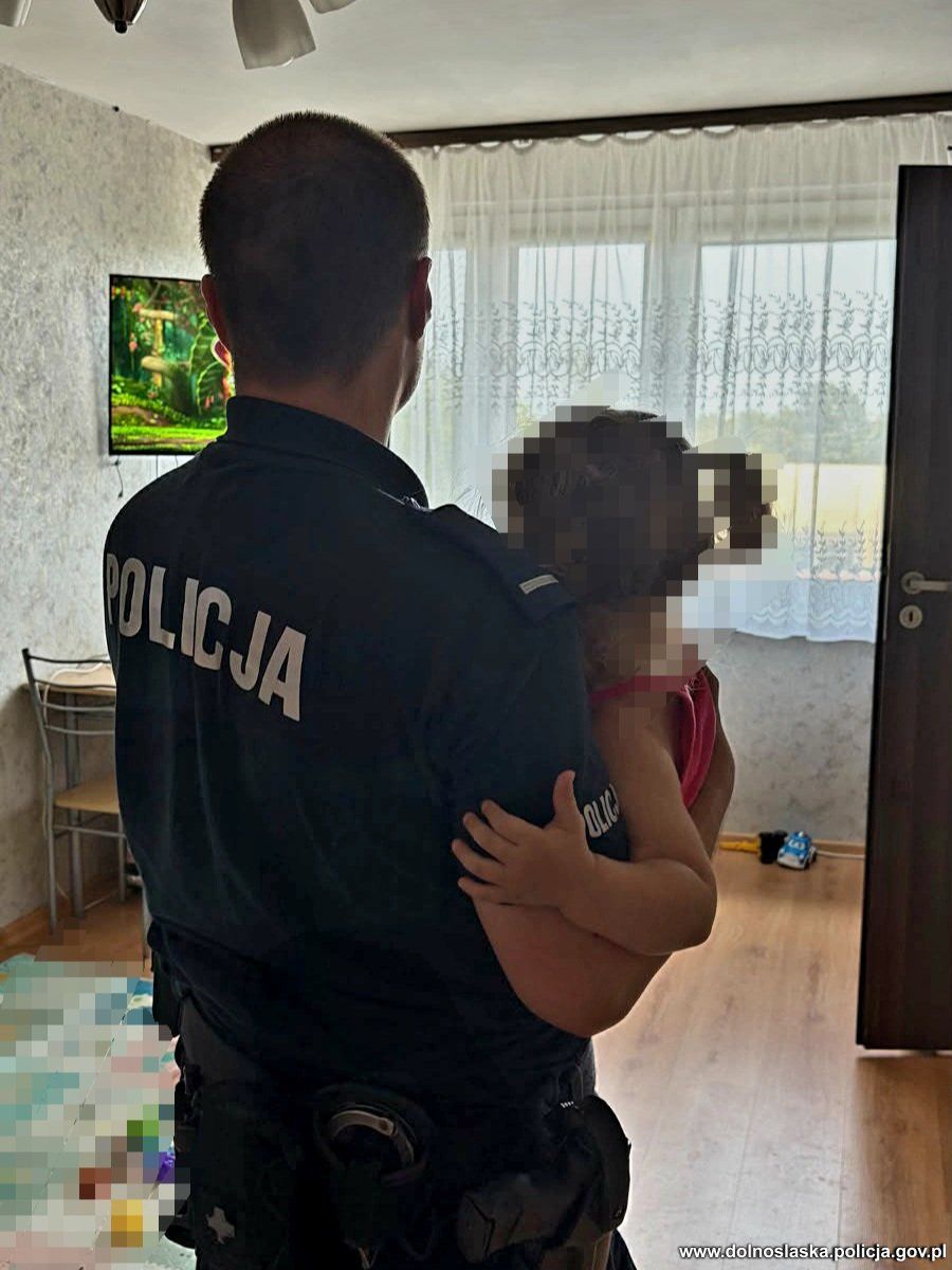 2-latka sama przemieszczała się ulicami. Przechodnie zareagowali